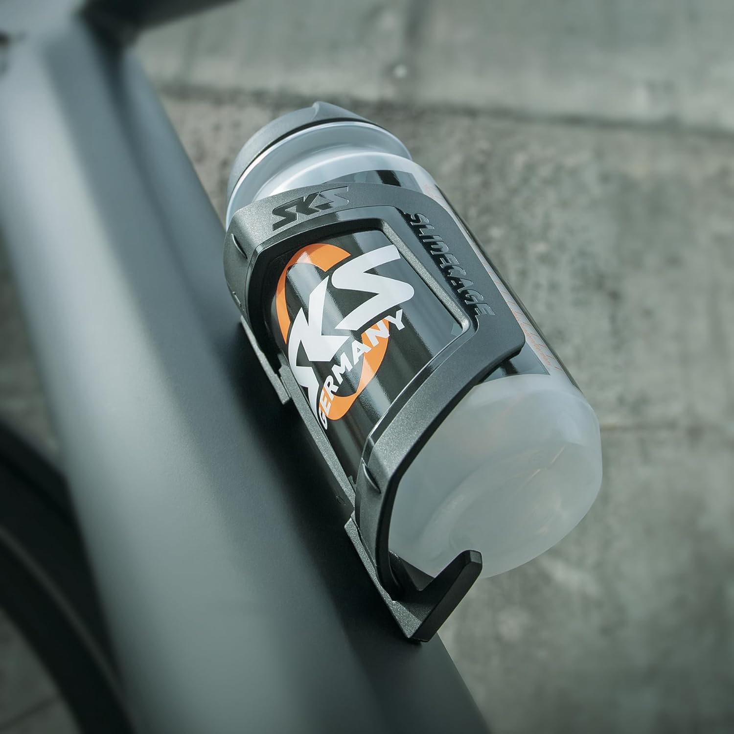 Detalle 2 de SKS Germany SLIDECAGE portabottiglie per bicicletta con accesso laterale e superiore, nero