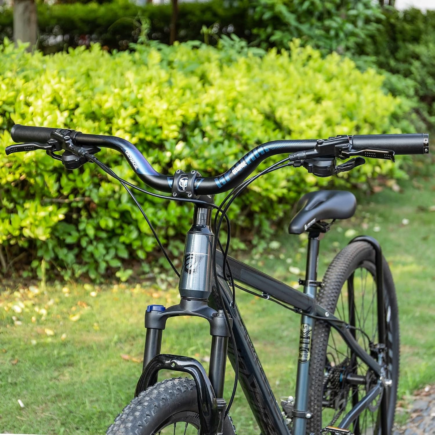 Detalle 2 de GEWAGE Manubrio Riser 780 mm in alluminio 6061, attacco 31,8 mm e backsweep 12° (rise 70 mm) per MTB, strada e ibrido