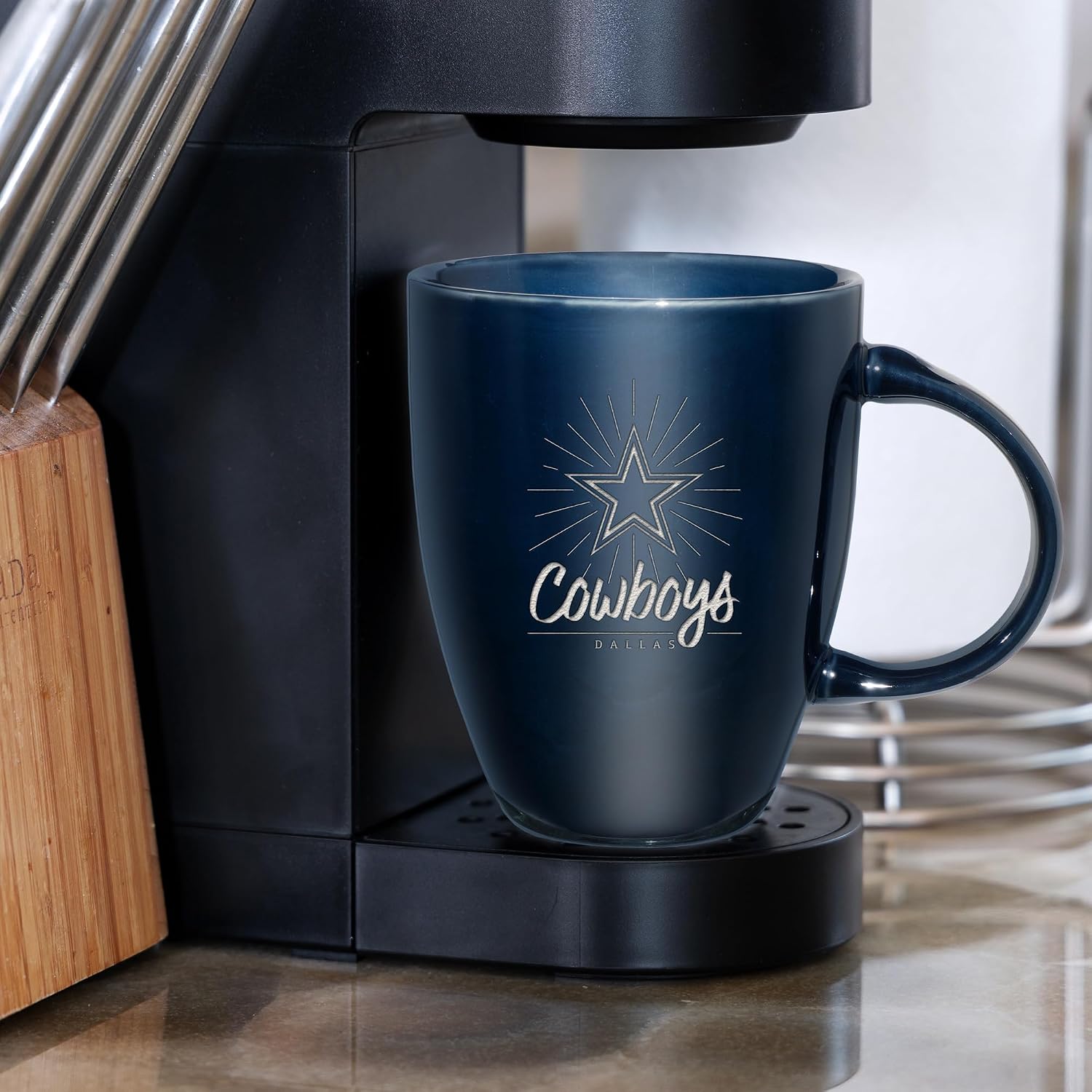 Detalle 2 de Rico Industries NFL Football Sunburst 18oz Laser Engraved Ceramic Lustre Mug