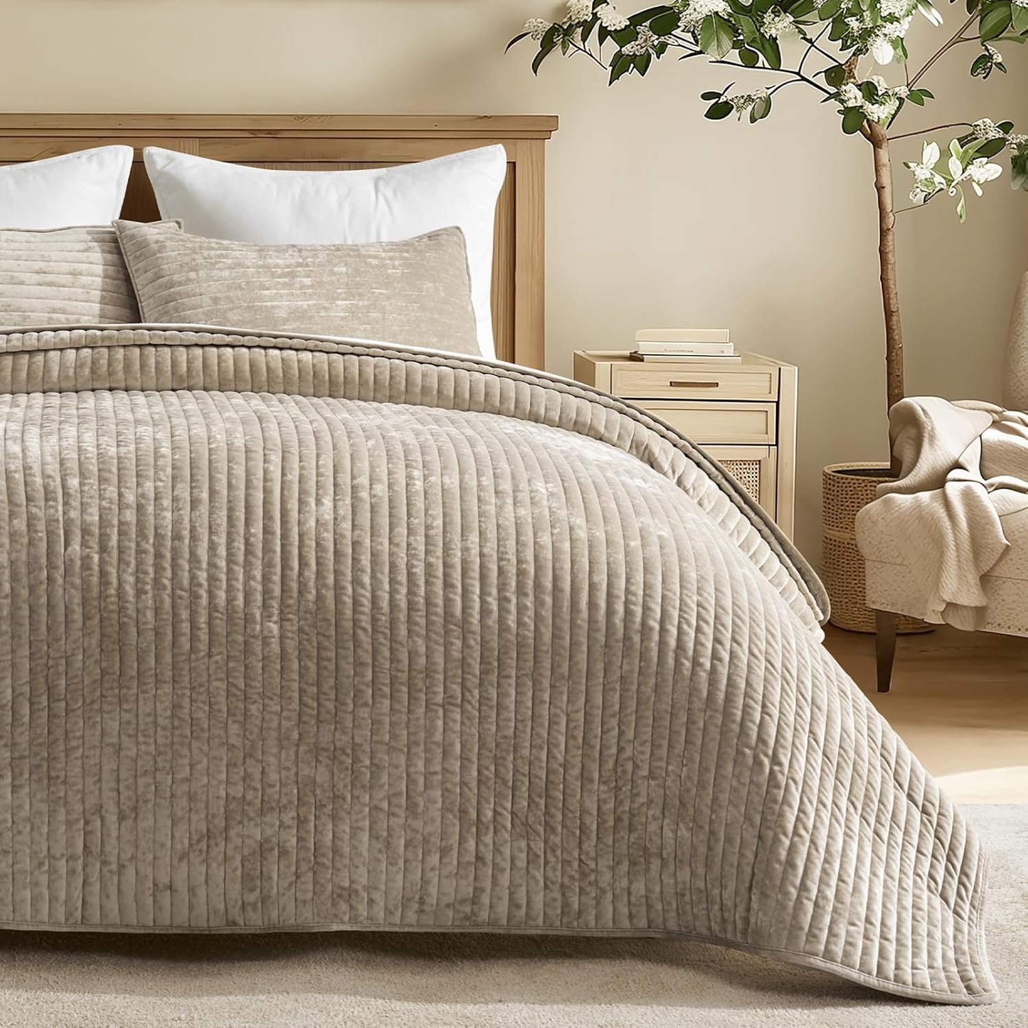Thumbnail 1 de EVERGRACE Velvet Quilt Set (Queen) in Beige Taupe — Lightweight Channel Velvet Comforter with 2 Shams