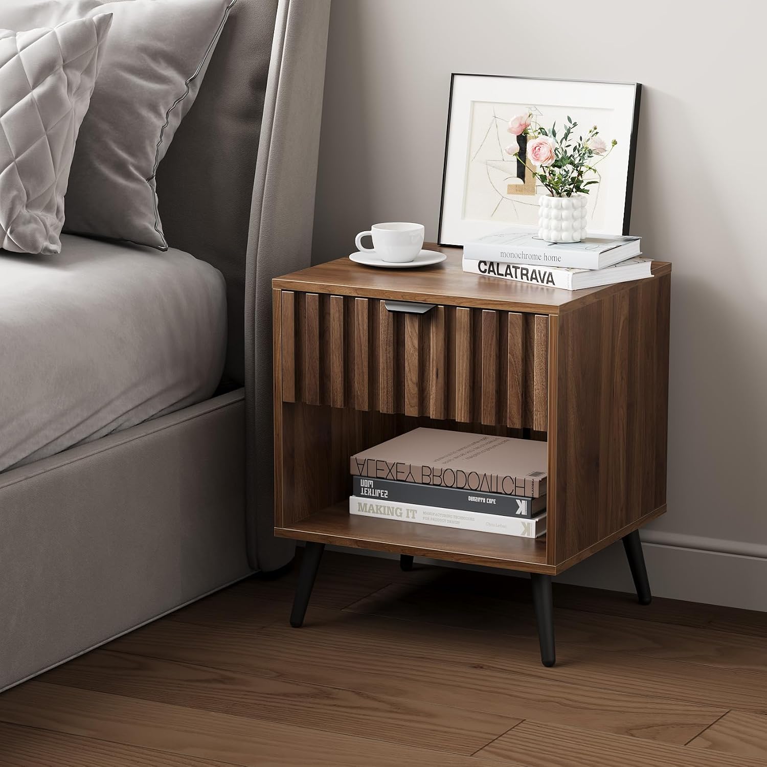 Detalle de Walnut nightstand with fluted drawer