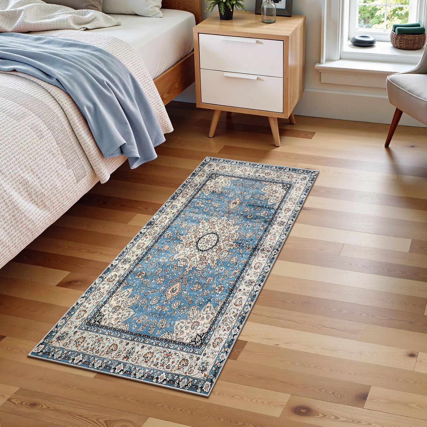 Detalle de Lahome Felice Oriental Floral Medallion Runner Rug, Blue Low-Pile Faux Wool