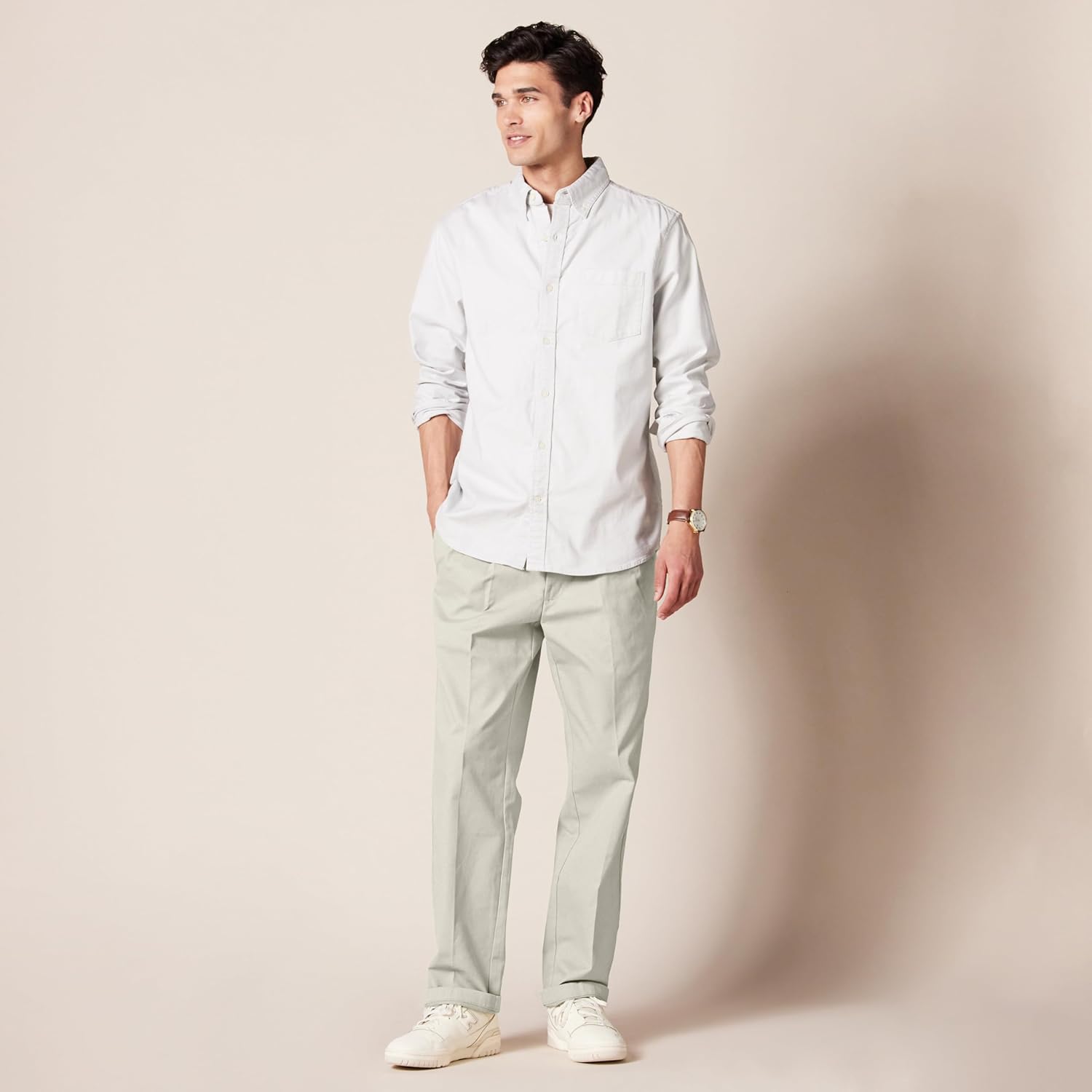 Thumbnail 4 de Herren Knitterfreie Chinohose von Amazon Essentials – Classic Fit mit Bügelfalte (Big & Tall verfügbar)