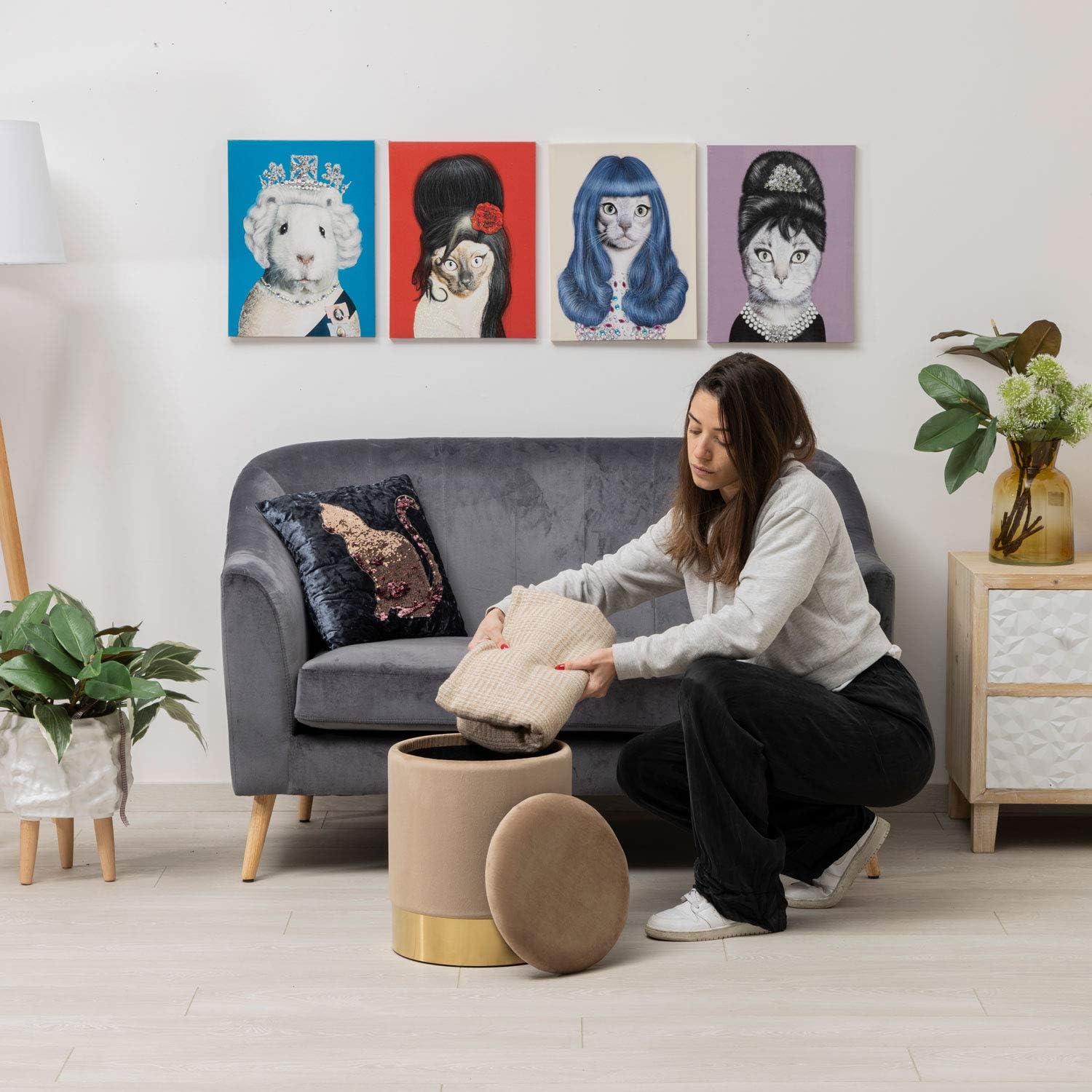 Thumbnail 5 de Pouffe Glam Velluto Colore Nocciola h38 di MONTEMAGGI – Pouf contenitore imbottito in velluto nocciola con fascia dorata
