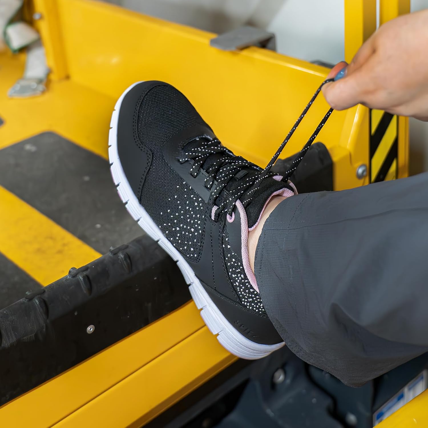 Detalle de SPIEZ veiligheidsschoenen voor dames in sneakerformaat, licht en antislip