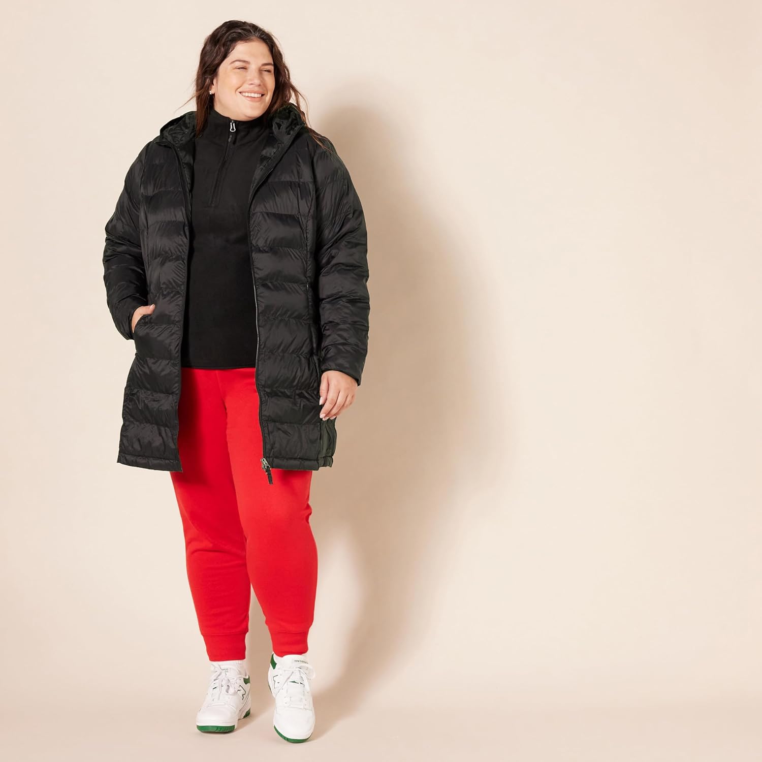 Detalle de Amazon Essentials Women's Lightweight Water-Resistant Packable Hooded Puffer Coat (Plus Size)