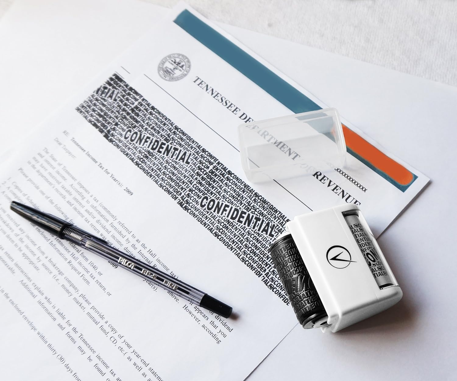 Detalle 2 de Vantamo Address Blocker Stamp Roller with 3 Refills – Confidential Ink for Personal Data Protection (Classy White)