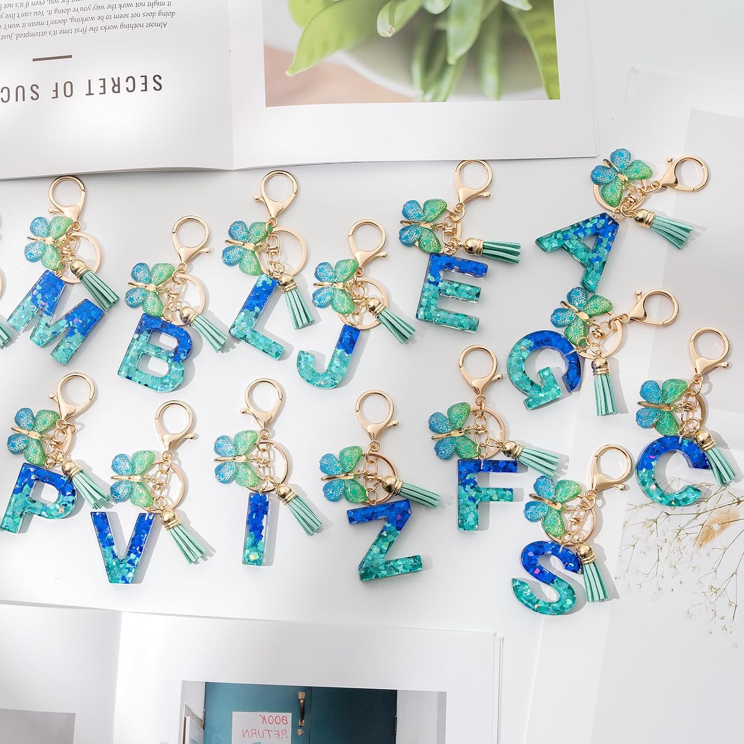 Thumbnail 6 de CHUQING Schlüsselanhänger Buchstabe Mädchen – Individueller Letter Keychain mit Schmetterling und Quaste