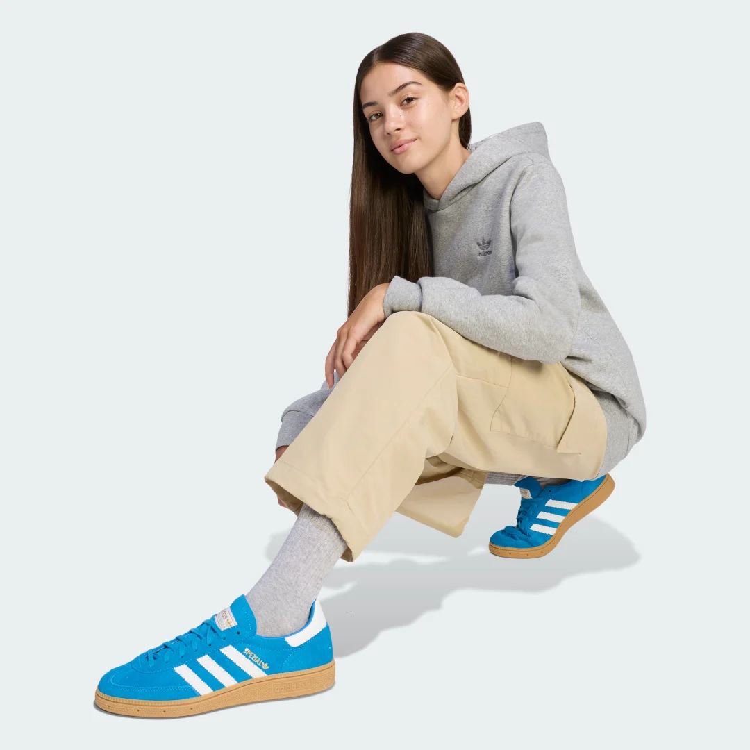 Detalle de Pantalón técnico estilo cargo Oh de Adidas – beige