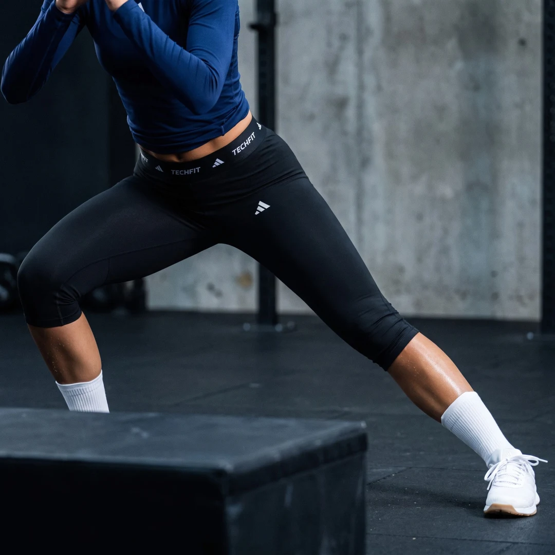 Detalle de Mallas Capri Techfit de Adidas en azul: comodidad para entrenar