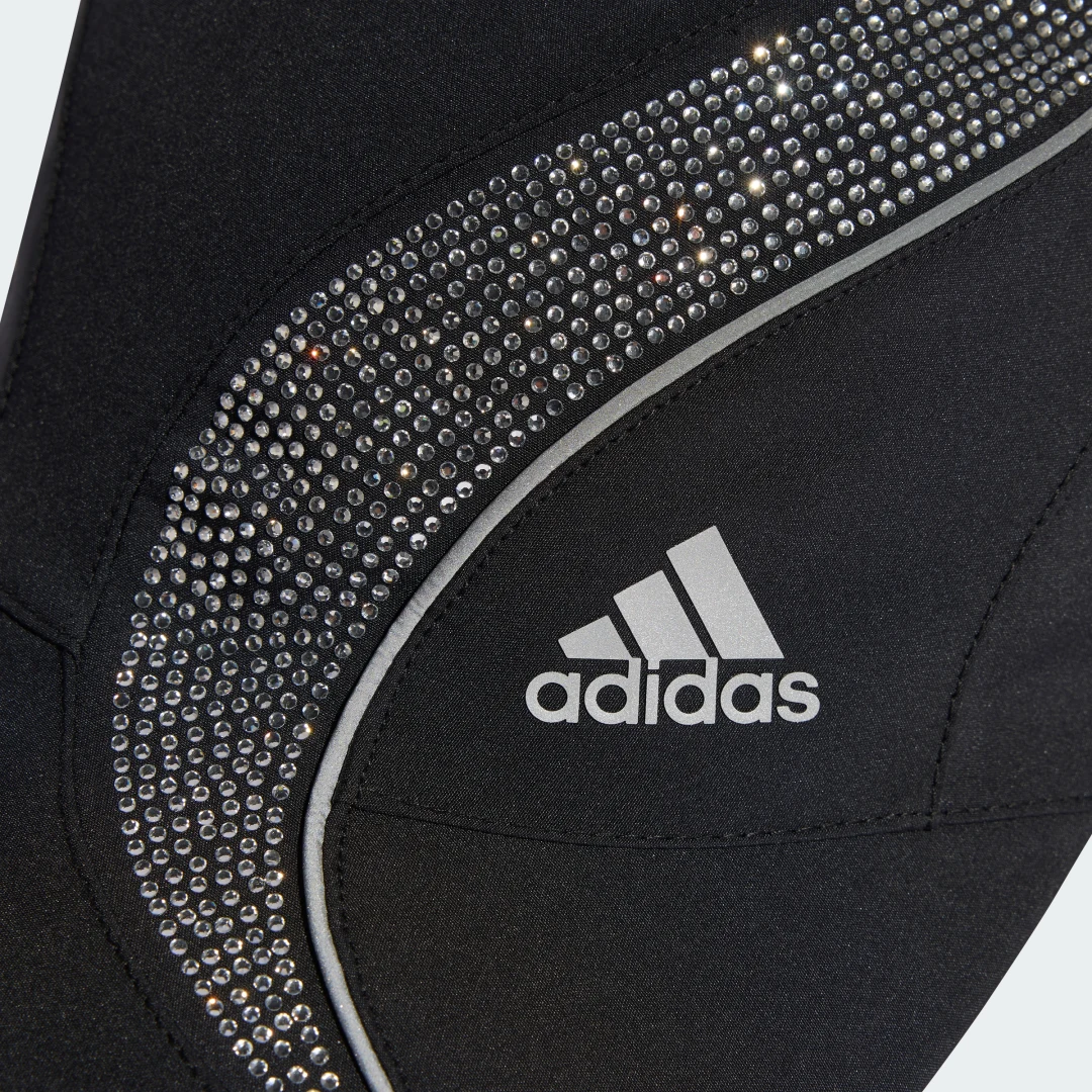 Detalle 2 de GORRA RHINESTONES de Adidas: estilo atemporal en color negro con detalles brillantes
