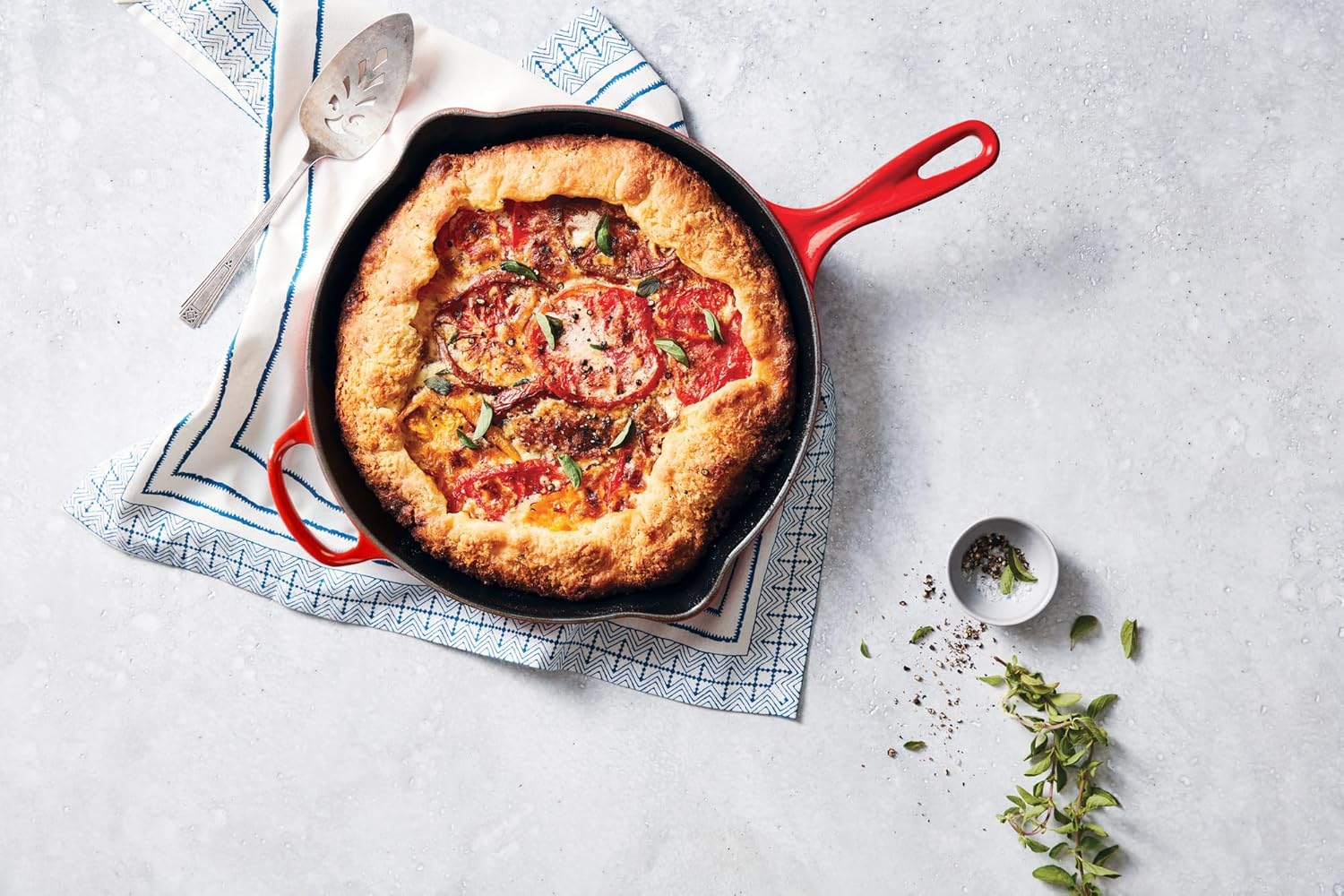 Thumbnail 4 de LE CREUSET Signature Enamelled Cast Iron Skillet with Helper Handle, 23 cm, Cerise