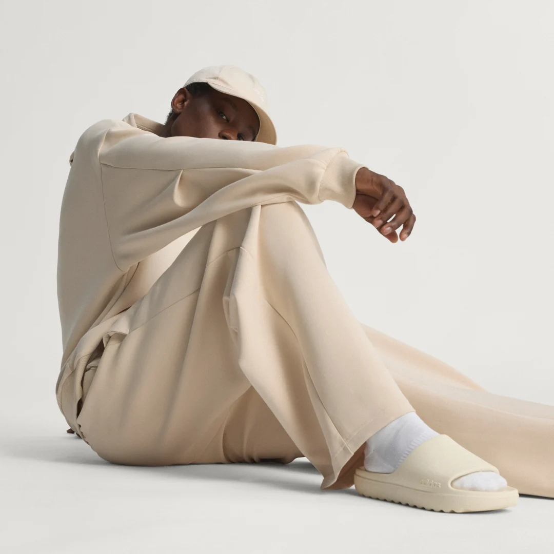 Detalle de SUDADERA CON CAPUCHA SOFT LUX de Adidas: comodidad suave y estilo minimalista en beige