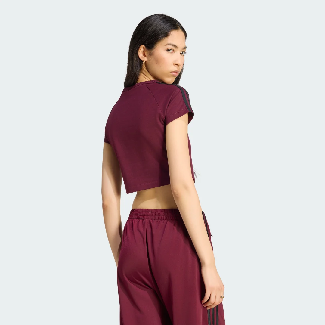 Detalle de Adidas CAMISETA CORTA SST – Burgundy
