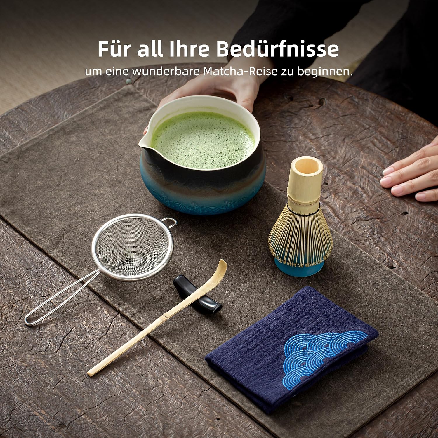 Detalle 2 de TEANAGOO Matcha-Set (7-teilig) mit Bambusbesen, Chawan und Sieb – Marineblaues Farbverlauf-Design