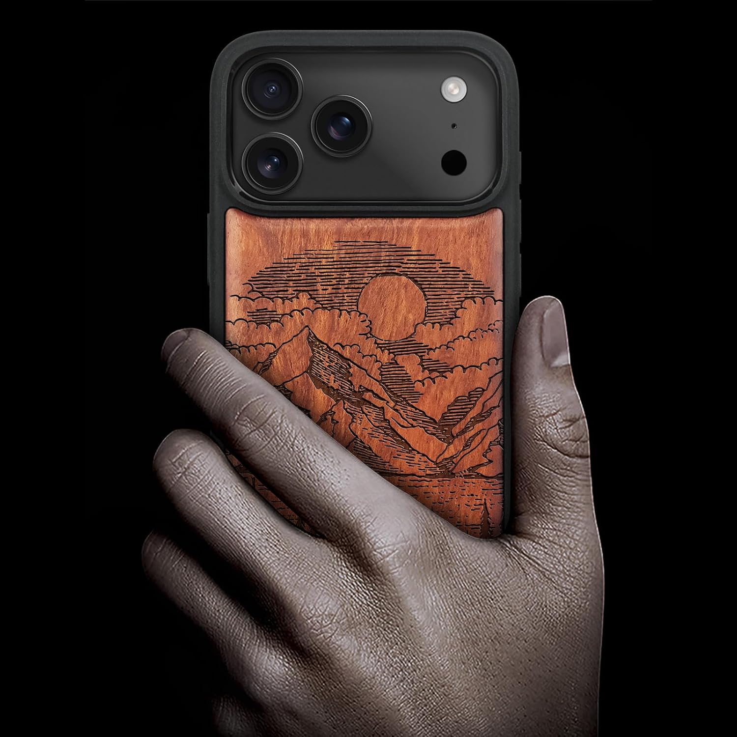 Detalle de Carveit Wood Case for iPhone 17 Pro Max, Alpine Lakes Engraved Design