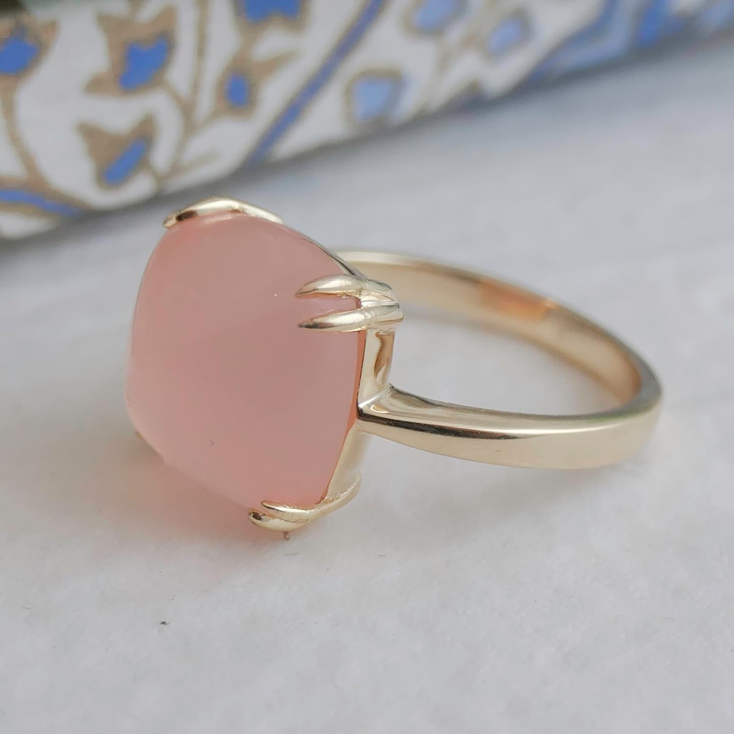 Detalle de Sophia Rose Jewellery Rosa Chalcedon „Sugar Loaf“ vergoldet – Sterling Silber Ring (Größe US 7)