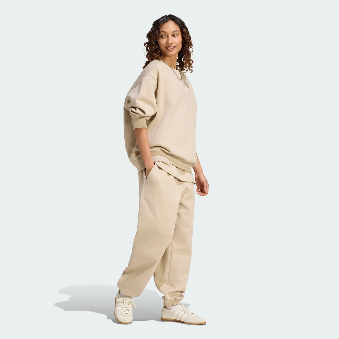 Detalle de Adidas Essentials Crew Long Fleece OS en beige: comodidad diaria sin complicaciones