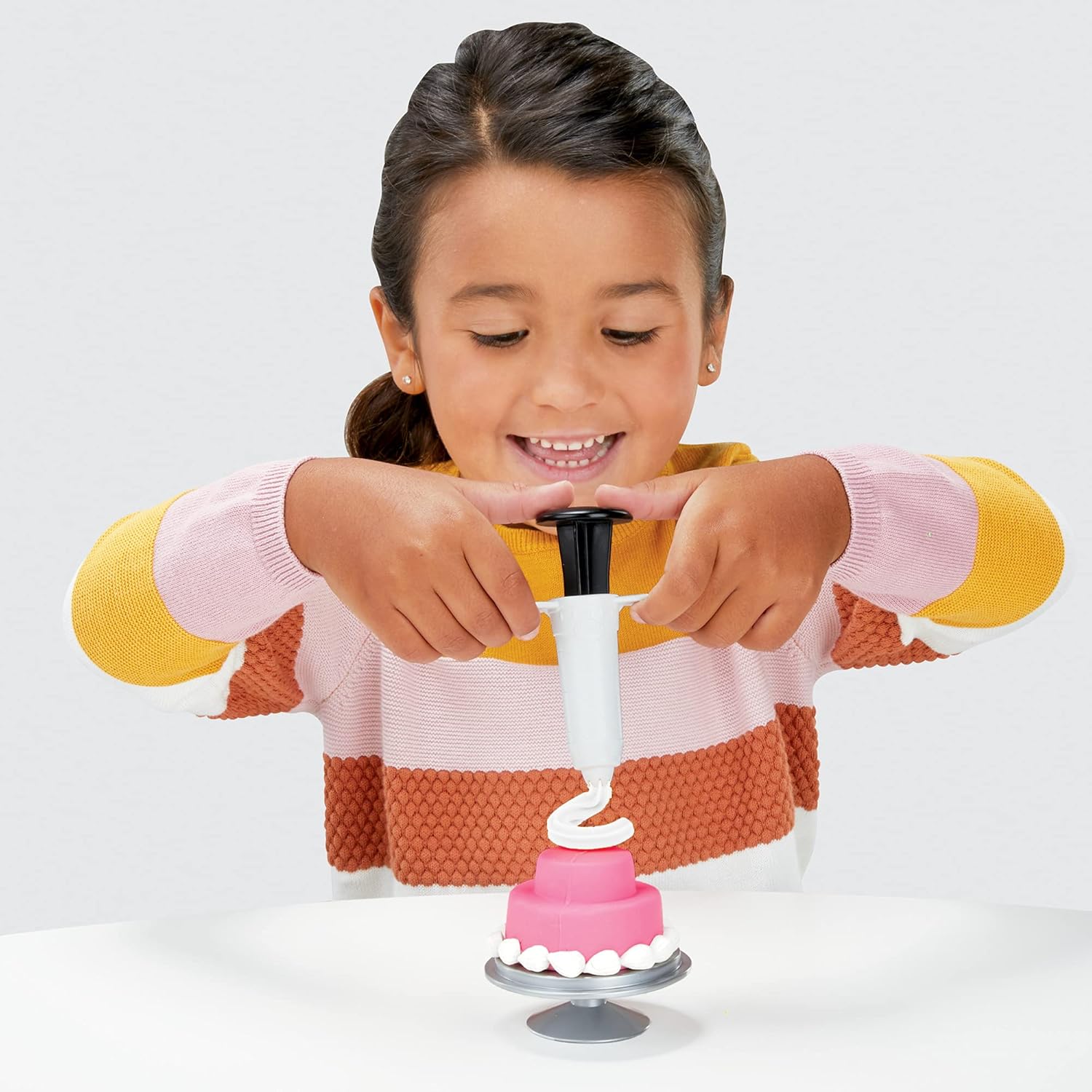 Detalle 2 de Play-Doh Hasbro Kitchen Creations – Playset Il Dolce Forno, torte che lievitano davanti ai tuoi occhi, 5 colori di pasta modellabile