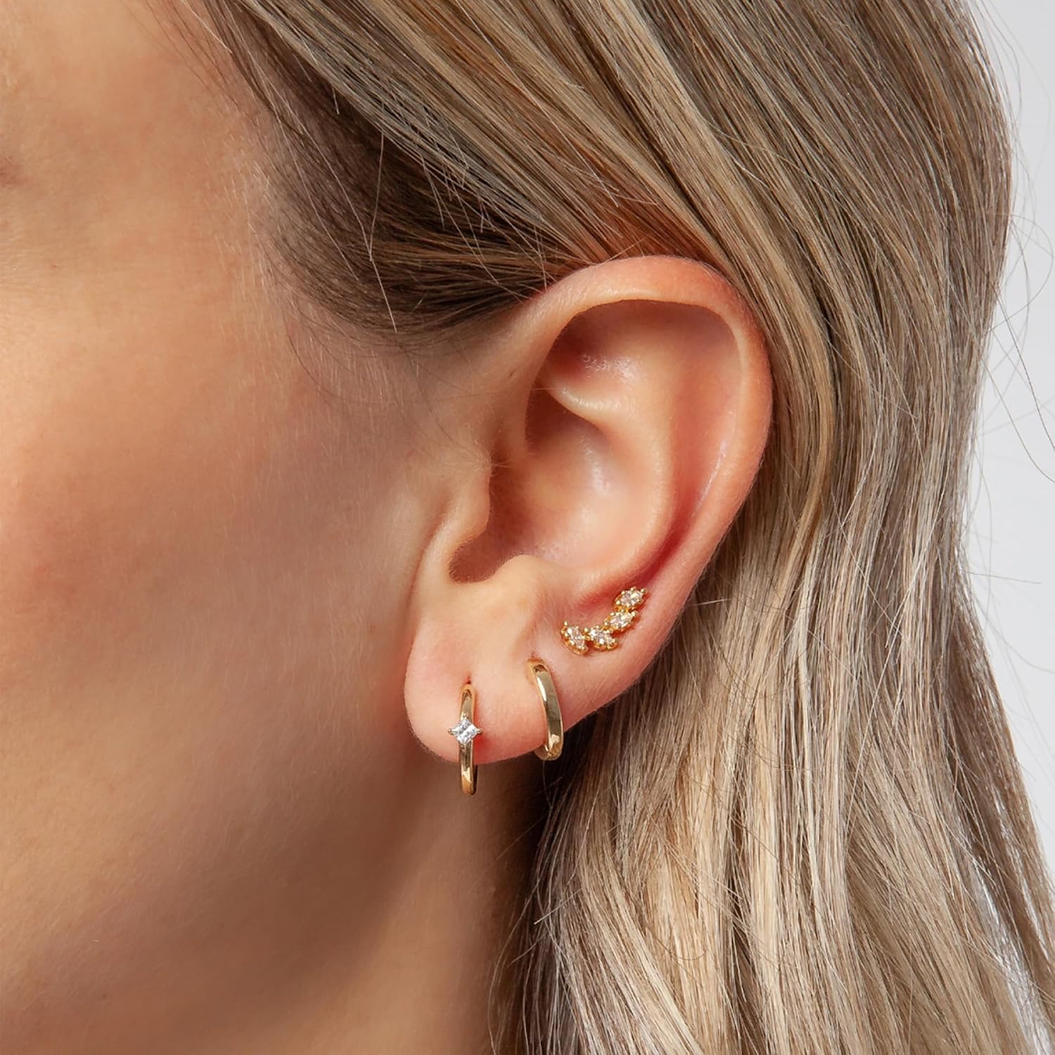 Detalle 1 de Freekiss Gold Huggie Hoop Earrings Set, 14K Gold-Plated Brass