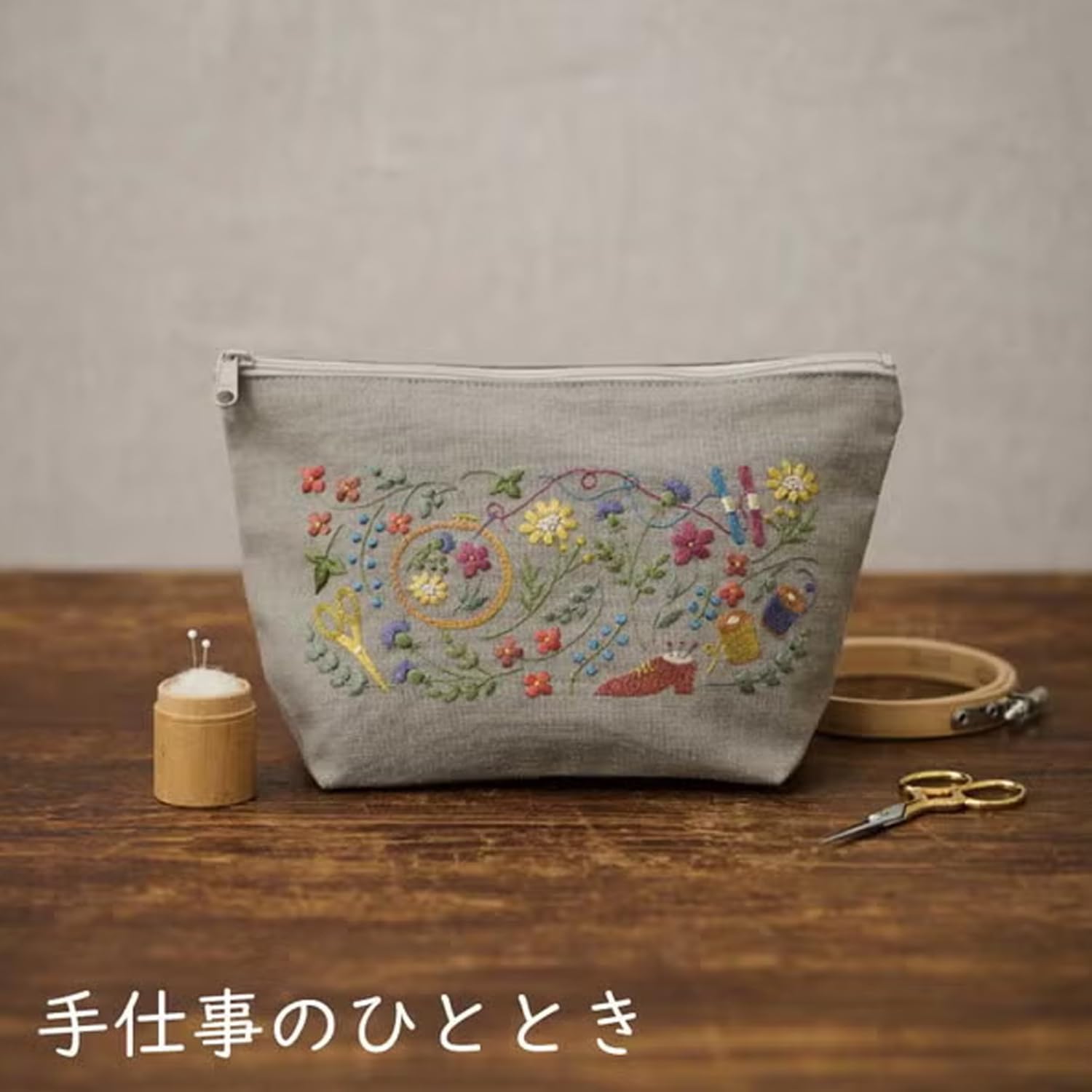 Detalle de COSMO No.542503 刺しゅうキット マチ付きファスナーポーチ 綿布・図案プリント済み