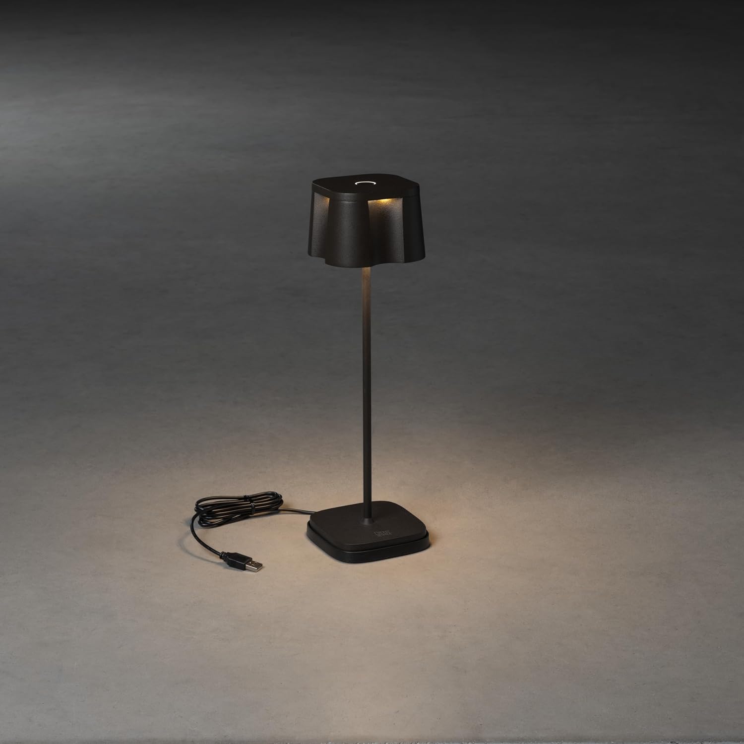 Detalle 2 de Konstsmide Nice 7818-750 – lampa stołowa LED z aluminium, IP54 i USB-C