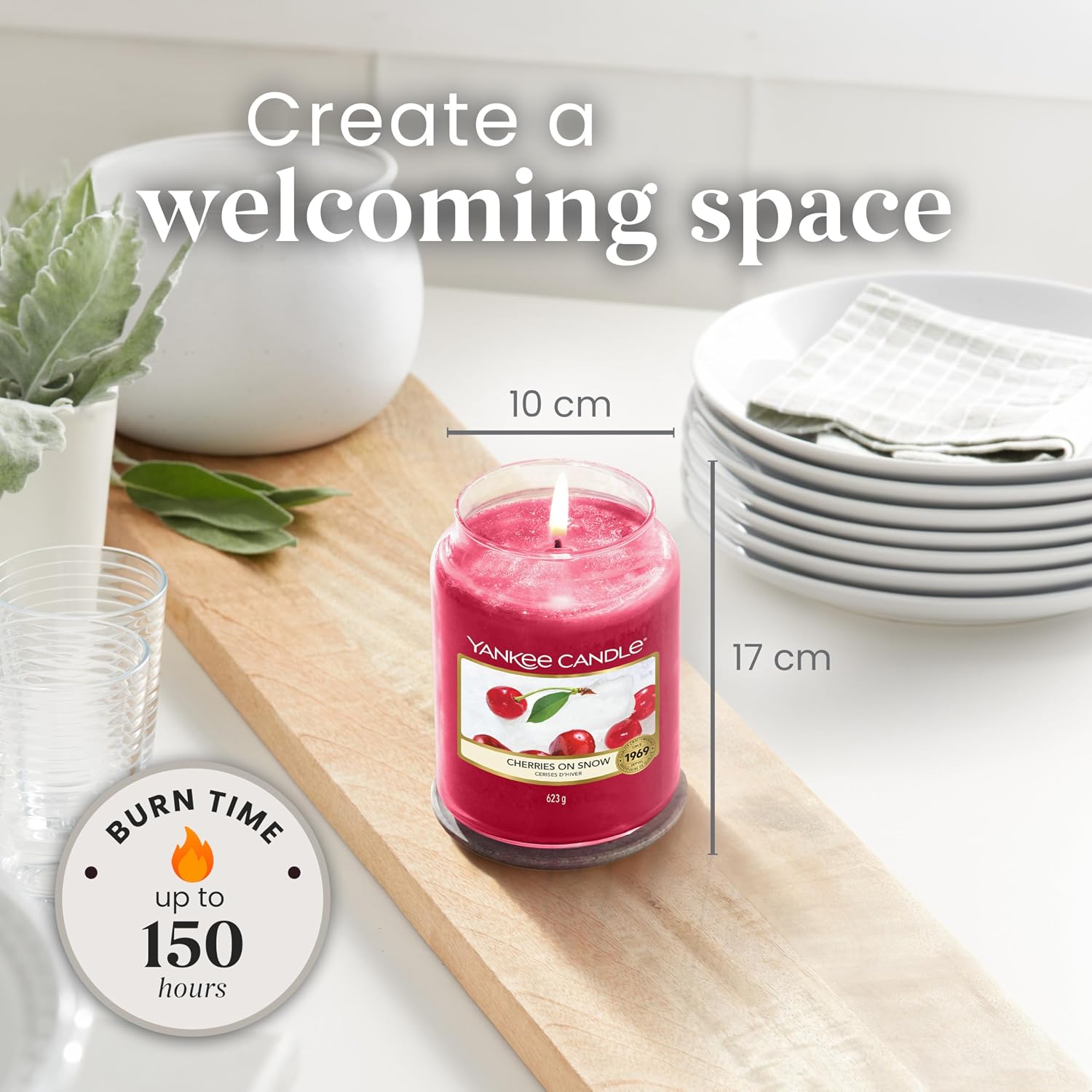 Detalle de Yankee Candle Scented Candle | Cherries on Snow Large Jar – Long Burn (Up to 150 Hours)