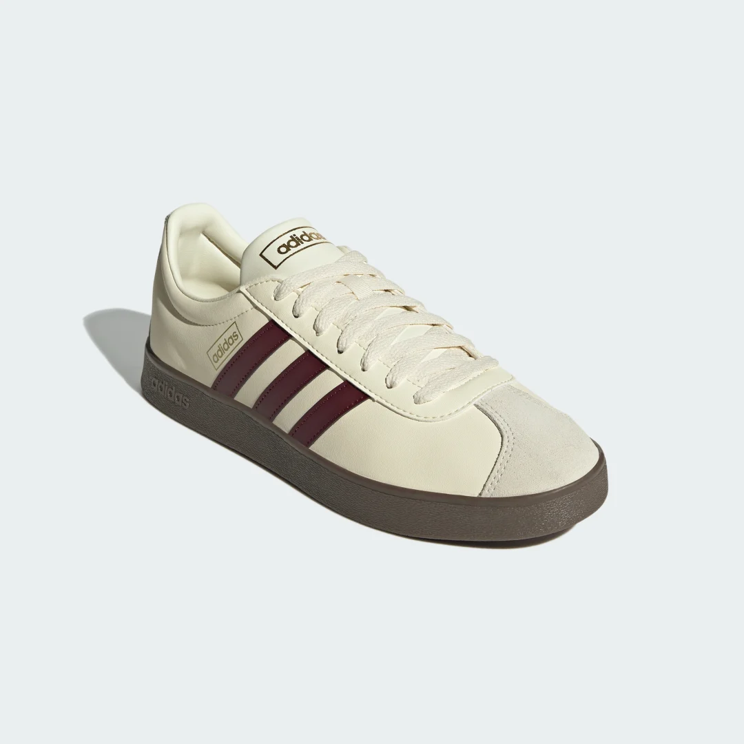 Detalle de VL Court Classic Shoes de Adidas: estilo atemporal en Burgundy para el día a día