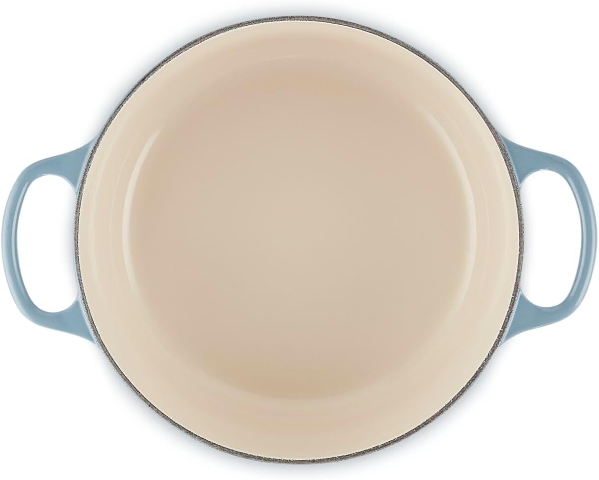 Detalle de Le Creuset Signature Gusseisen-Bräter mit Deckel Ø 24 cm (4,2 l) Rund, Chambray – für alle Herdarten inkl. Induktion