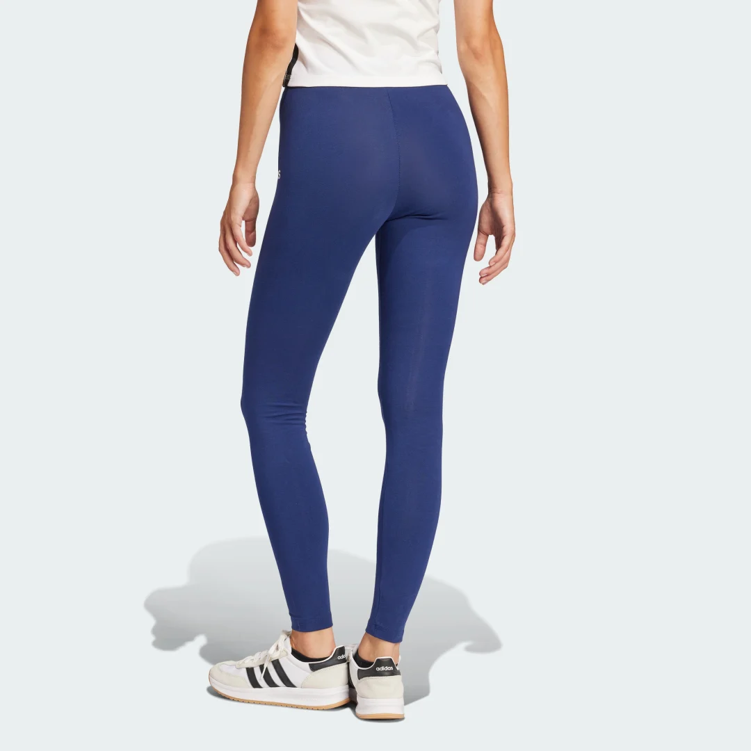 Detalle 2 de Mallas Essentials Linear Cotton de Adidas: comodidad en color azul para el día a día