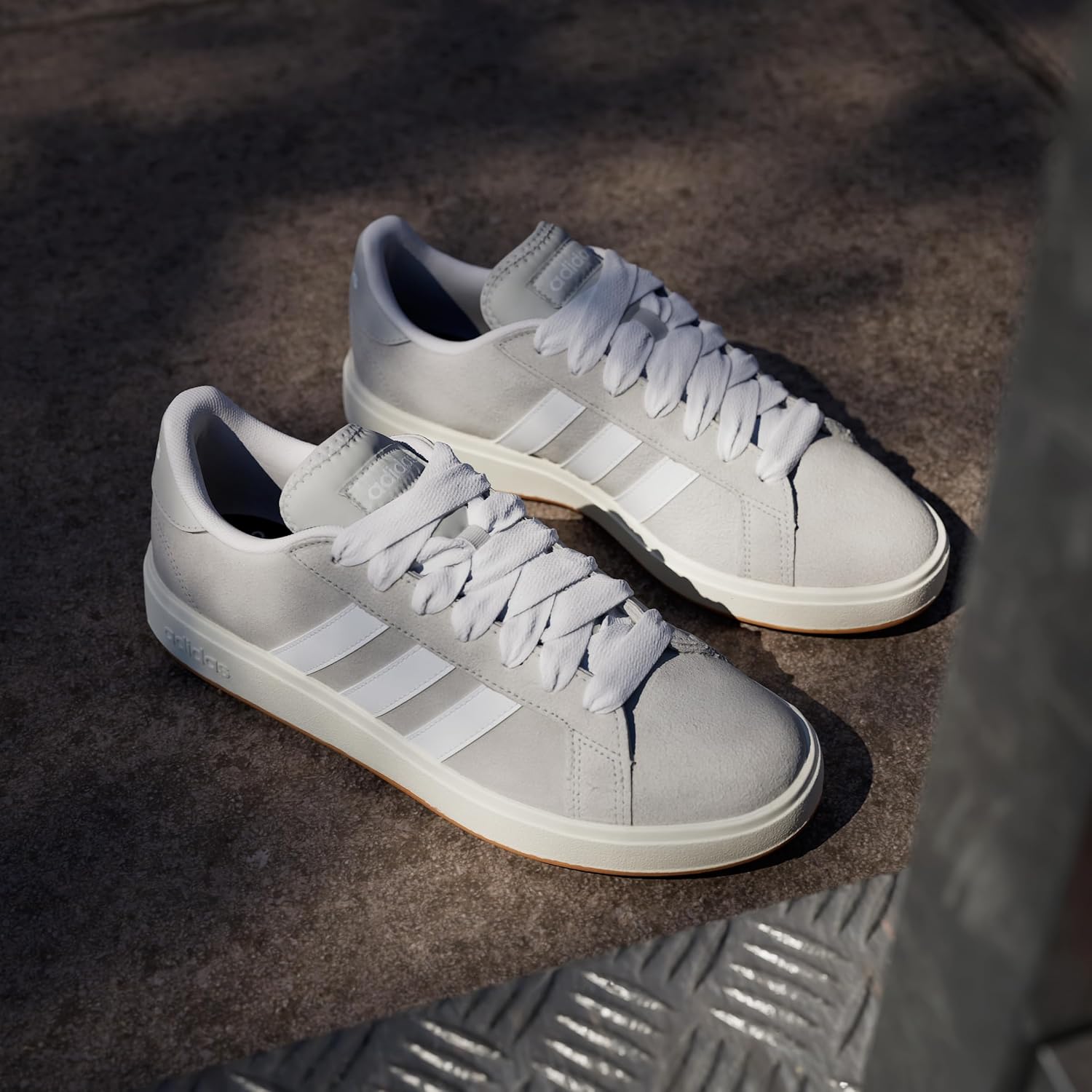 Detalle 2 de Adidas Uomo Grand Court Base 00S Shoes – Grey Two/Cloud White/Gum, taglia 43 1/3 EU