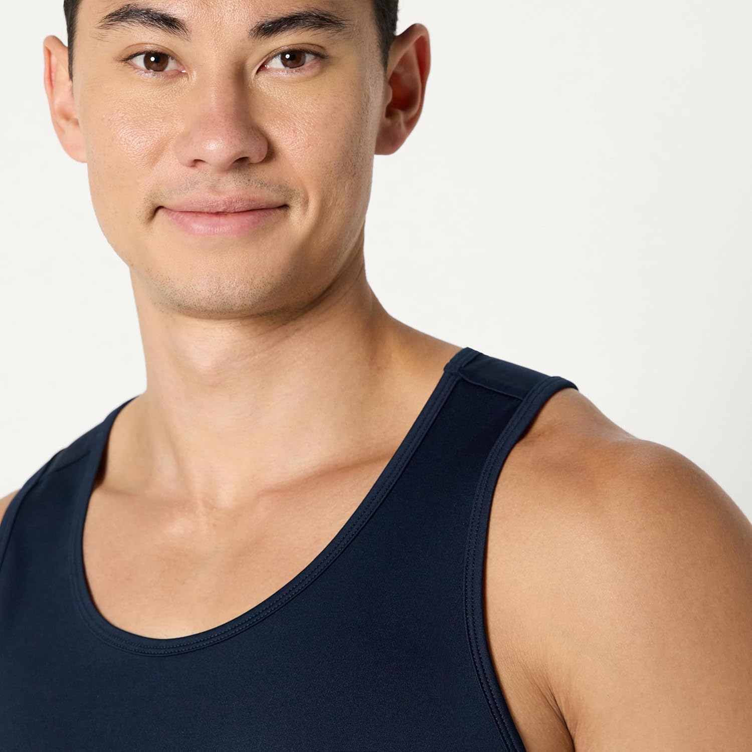 Thumbnail 3 de Amazon Essentials Herren Gym-Tanktop aus Funktionsstretch – leicht, schnelltrocknend