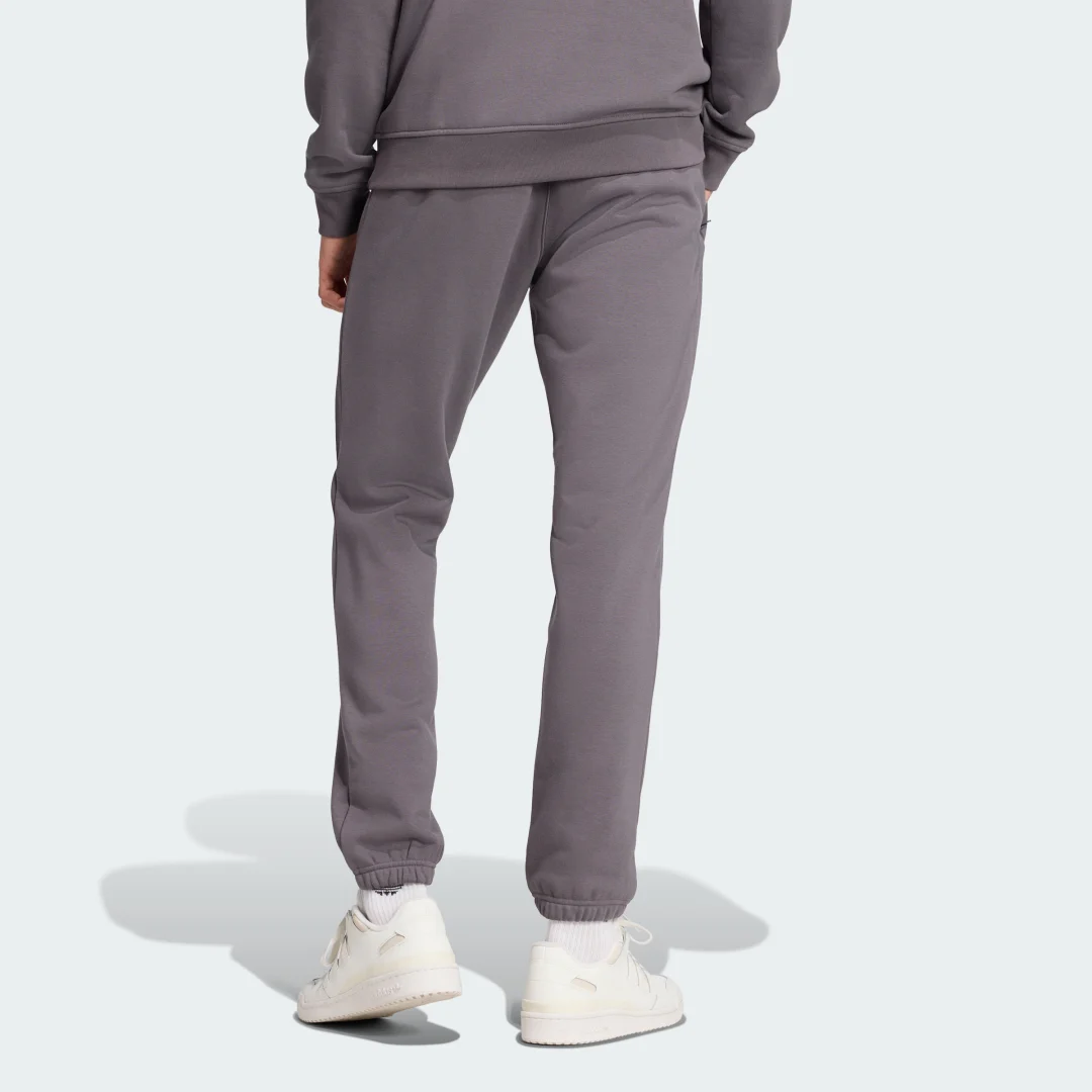 Detalle de Pantalón Trefoil Essentials de Adidas — estilo y comodidad en gris