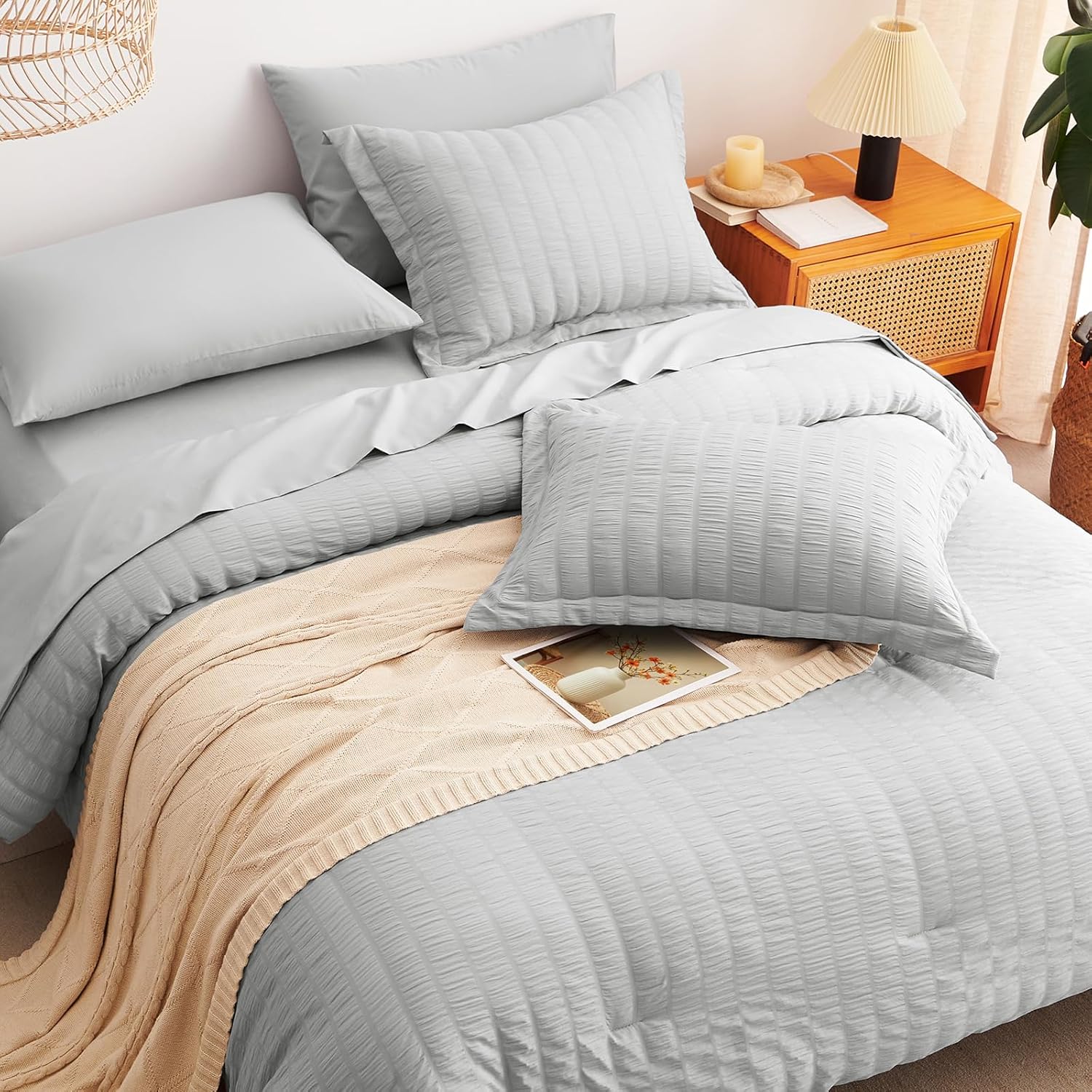 Detalle de CozyLux Queen Seersucker 7-Piece Bedding Set in Gray - Soft Microfiber & Wrinkle-Resistant Comfort