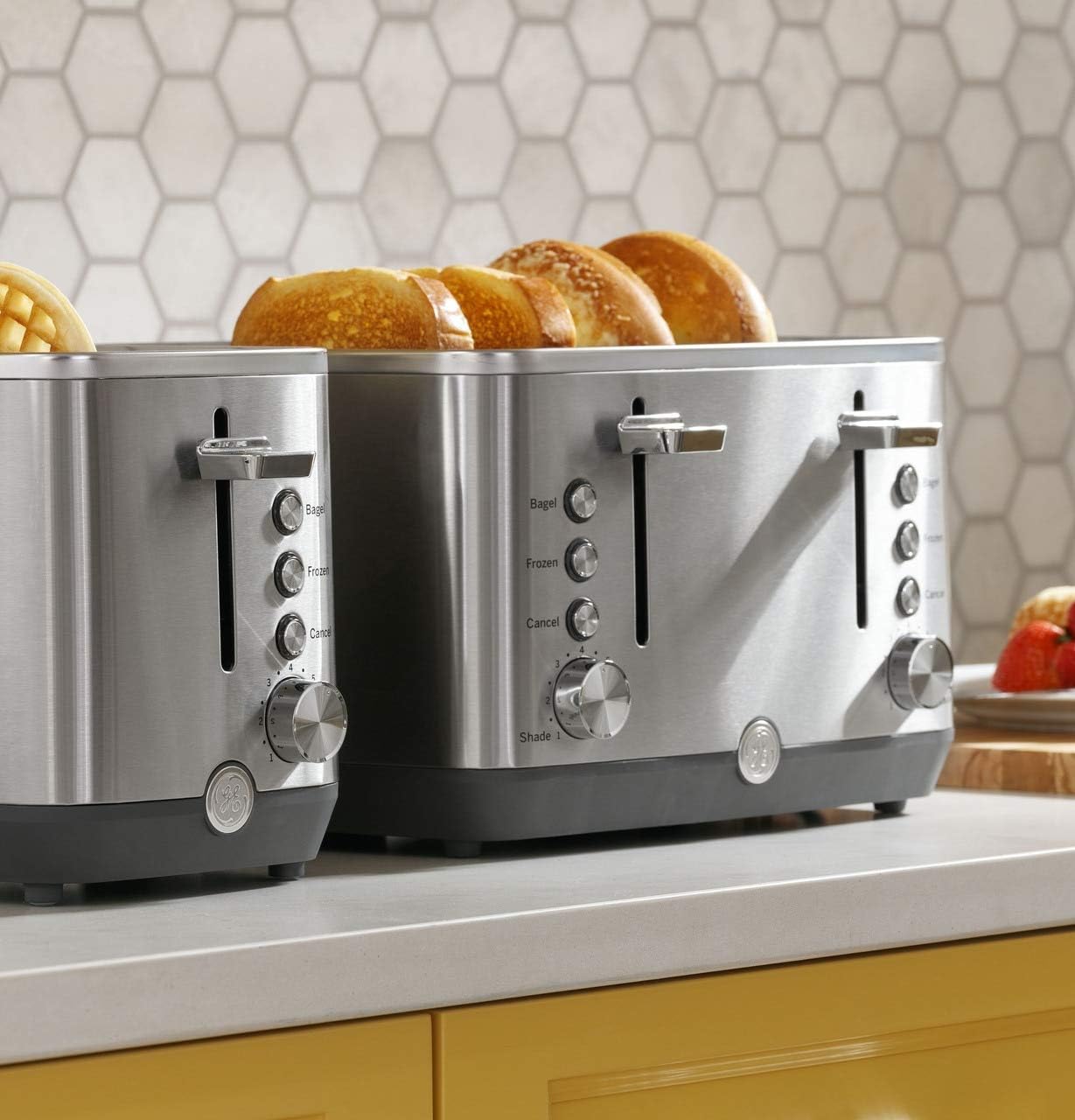 Detalle de GE 2-Slice Stainless Steel Toaster with Extra-Wide Slots and 7 Shade Settings