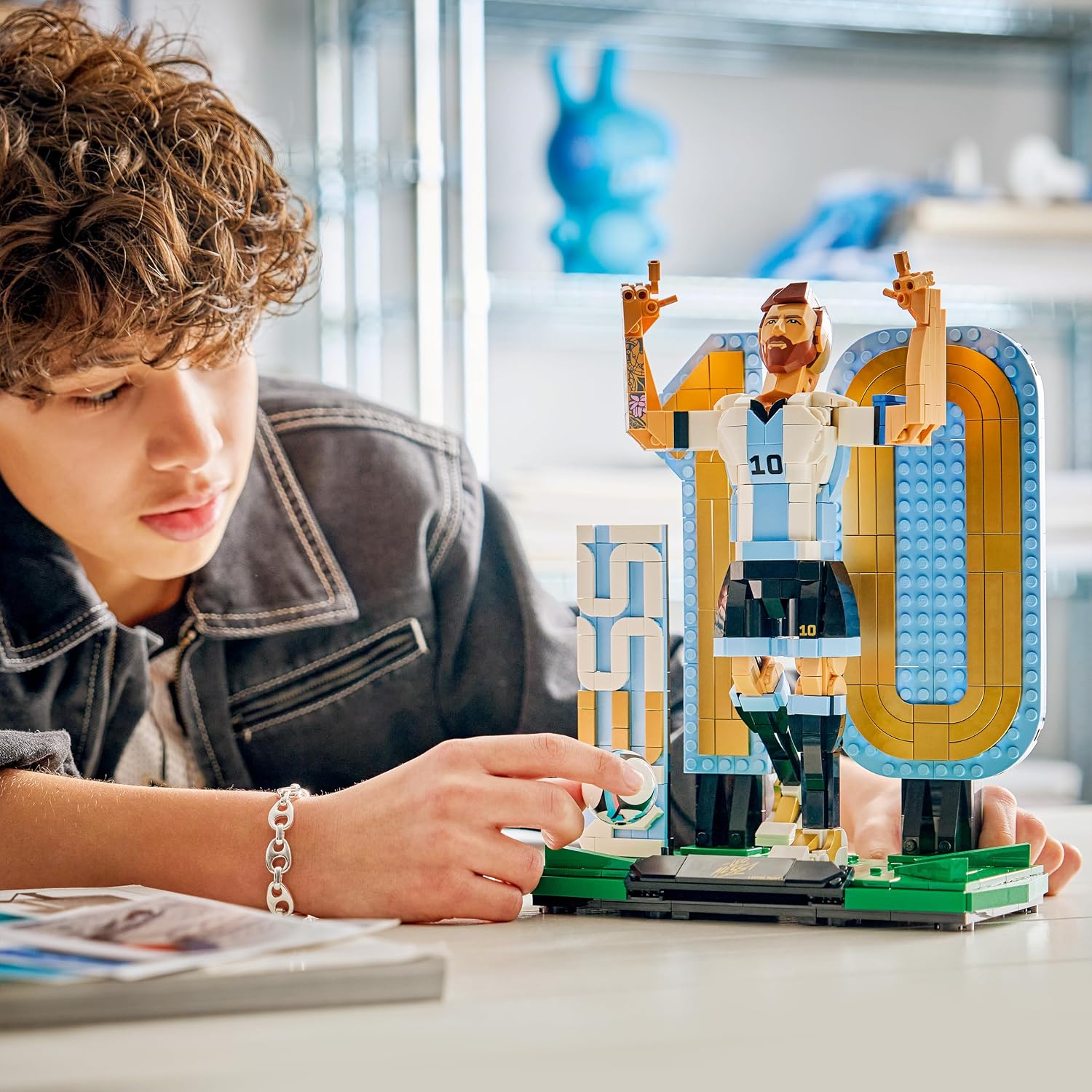 Detalle 2 de LEGO Editions Lionel Messi: Leyenda del Fútbol – Maqueta 3D de Figura y dos poses