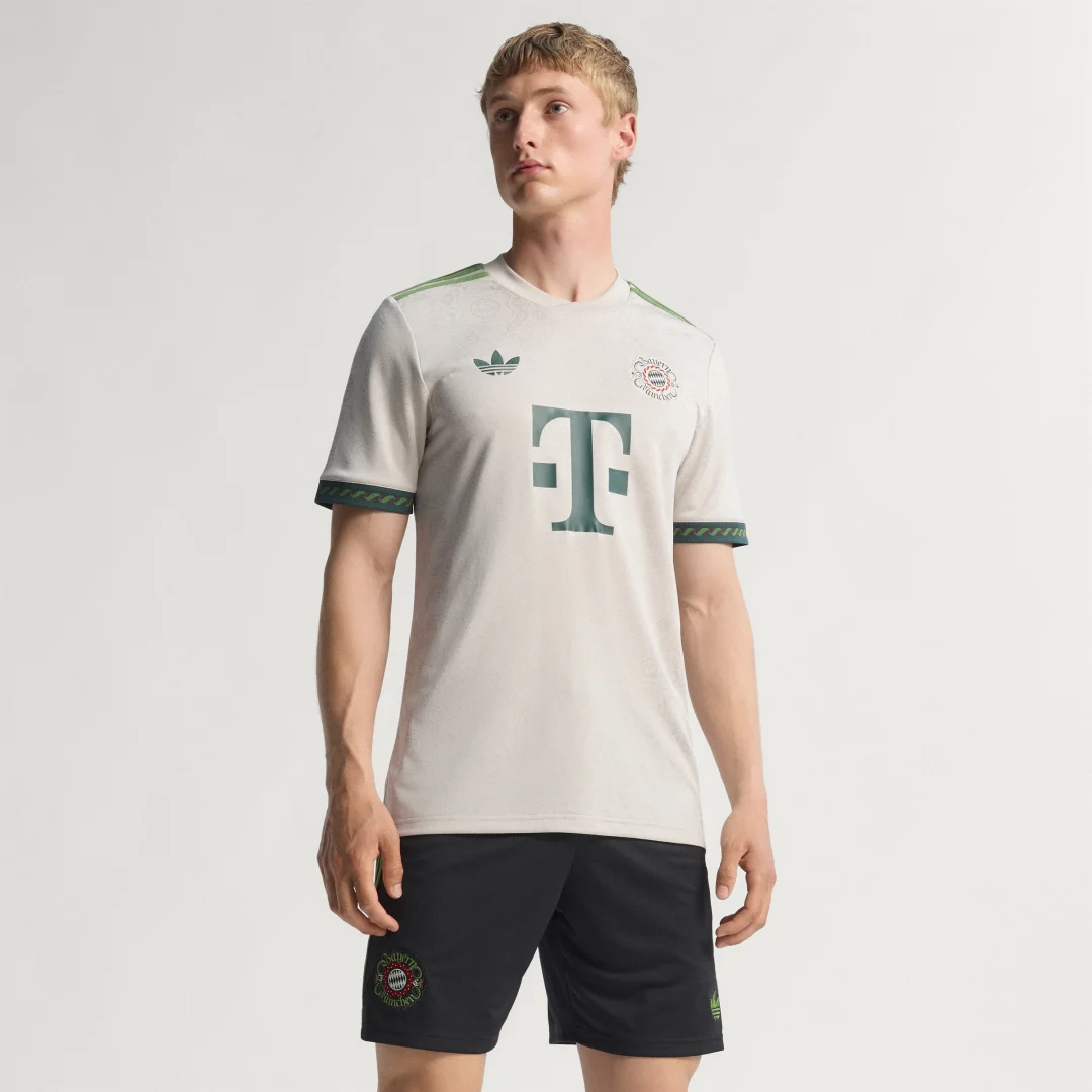 Detalle de Camiseta FC Bayern 25/26 Wiesn Beige – Adidas