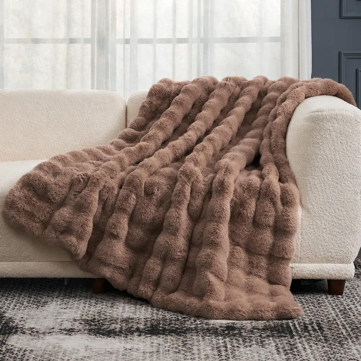 Thumbnail 4 de Cozy Bliss Faux Fur Throw Blanket: Ultra-Soft Bubble Design for Couch and Bedroom