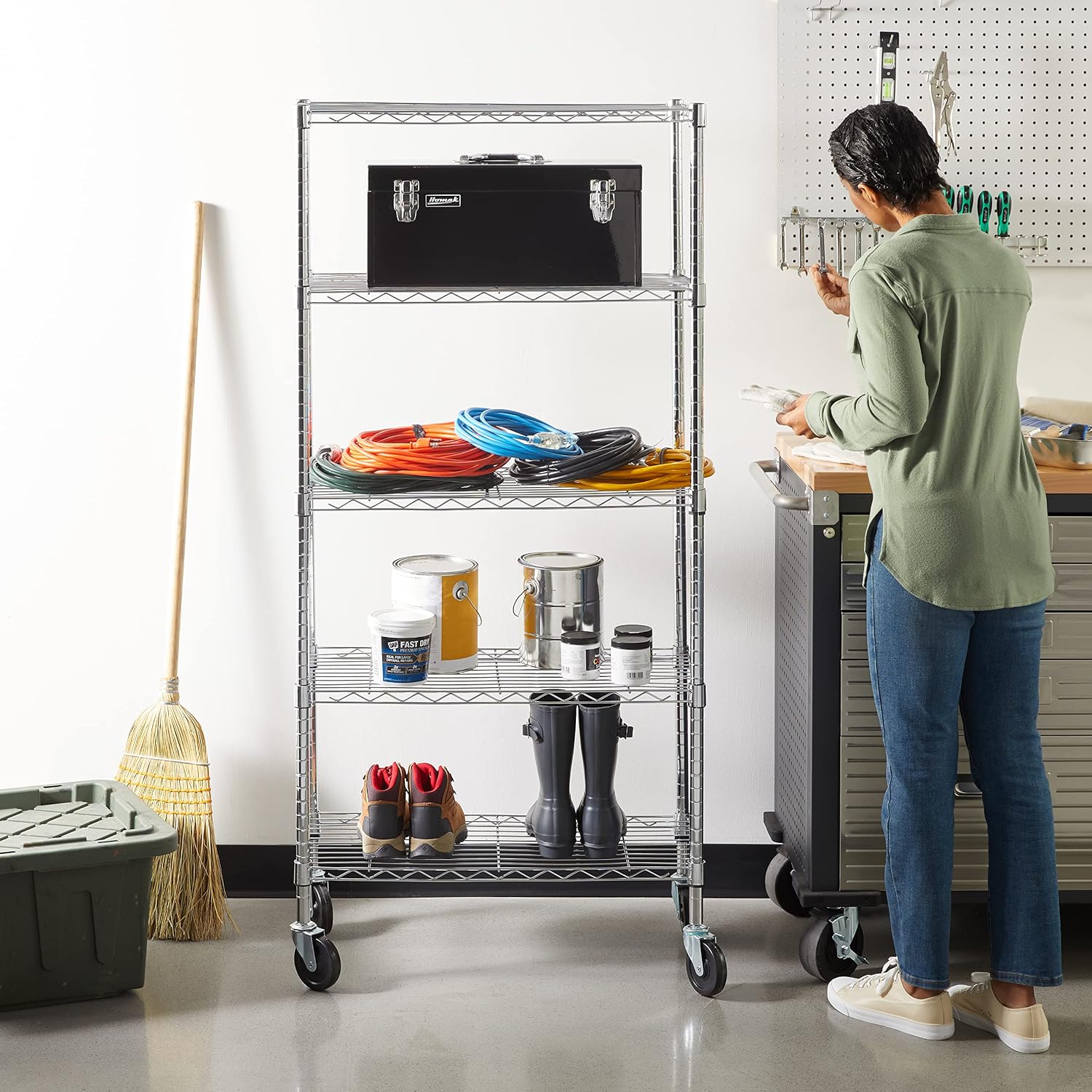 Detalle 2 de Amazon Basics regał metalowy z 5 półkami na kółkach, regulowana wysokość, chrom