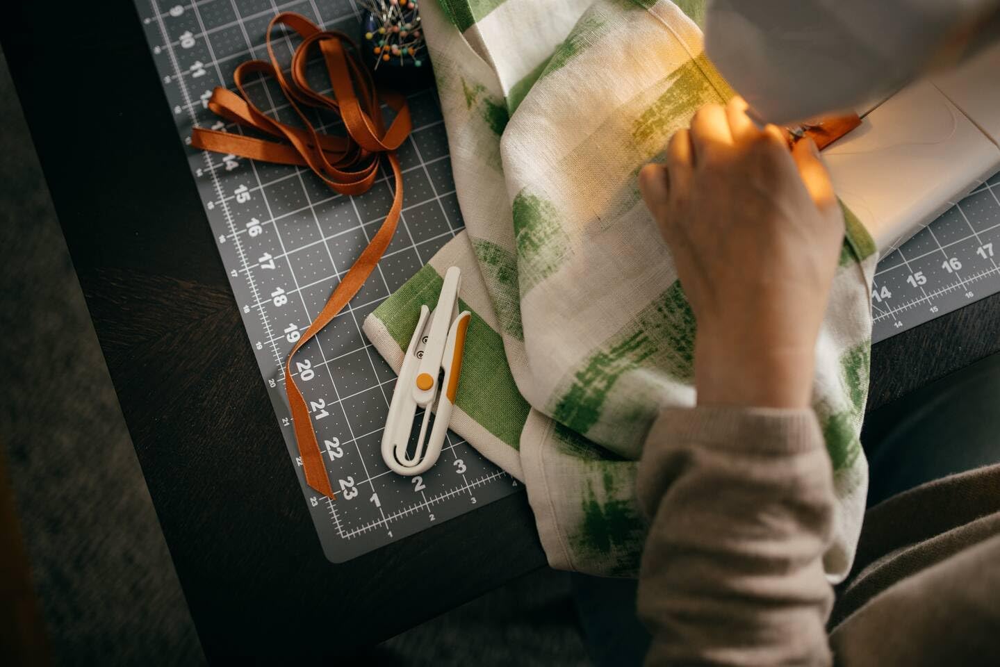 Detalle de Fiskars Softgrip trådsax för höger- och vänsterhänta med blad i legerat stål
