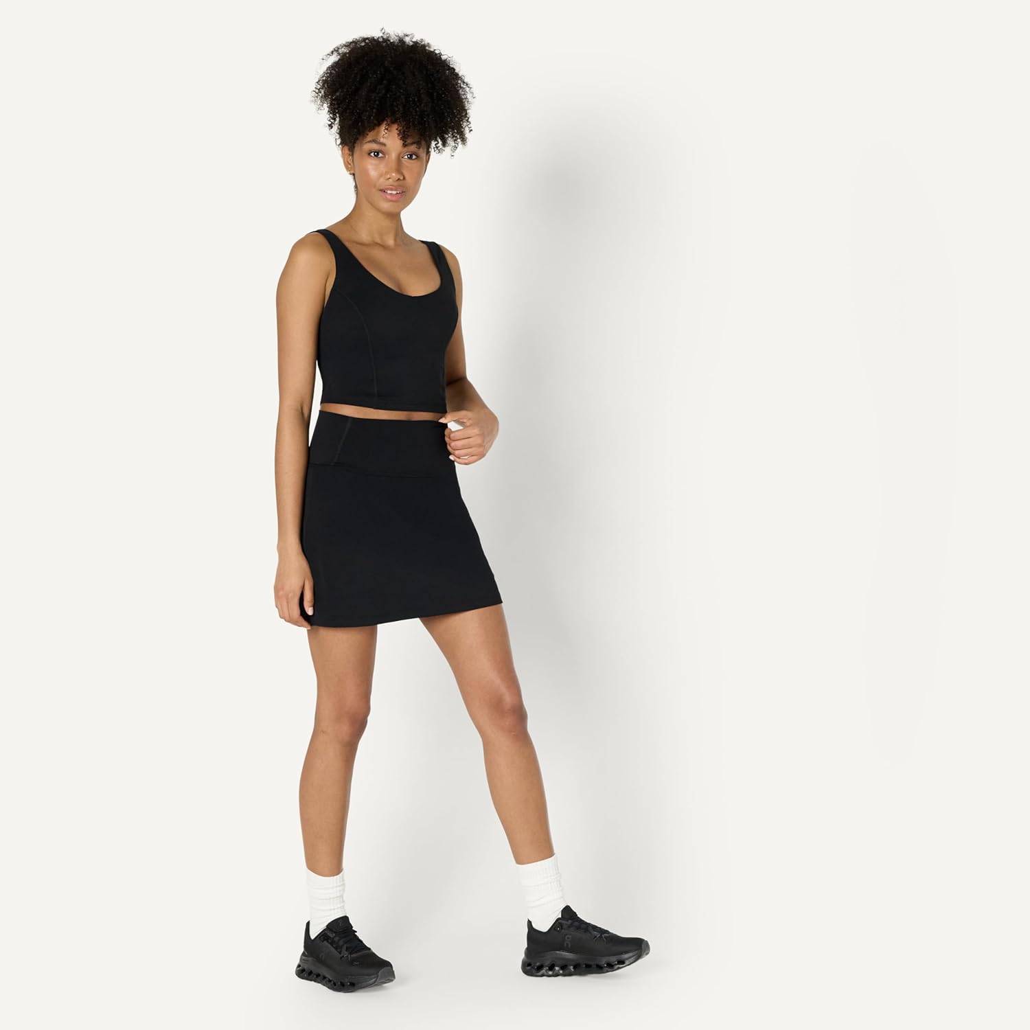 Detalle de Amazon Essentials Women's Active Formflex Buttery Soft Tennis Skirt with Built-in Shorts and Pockets