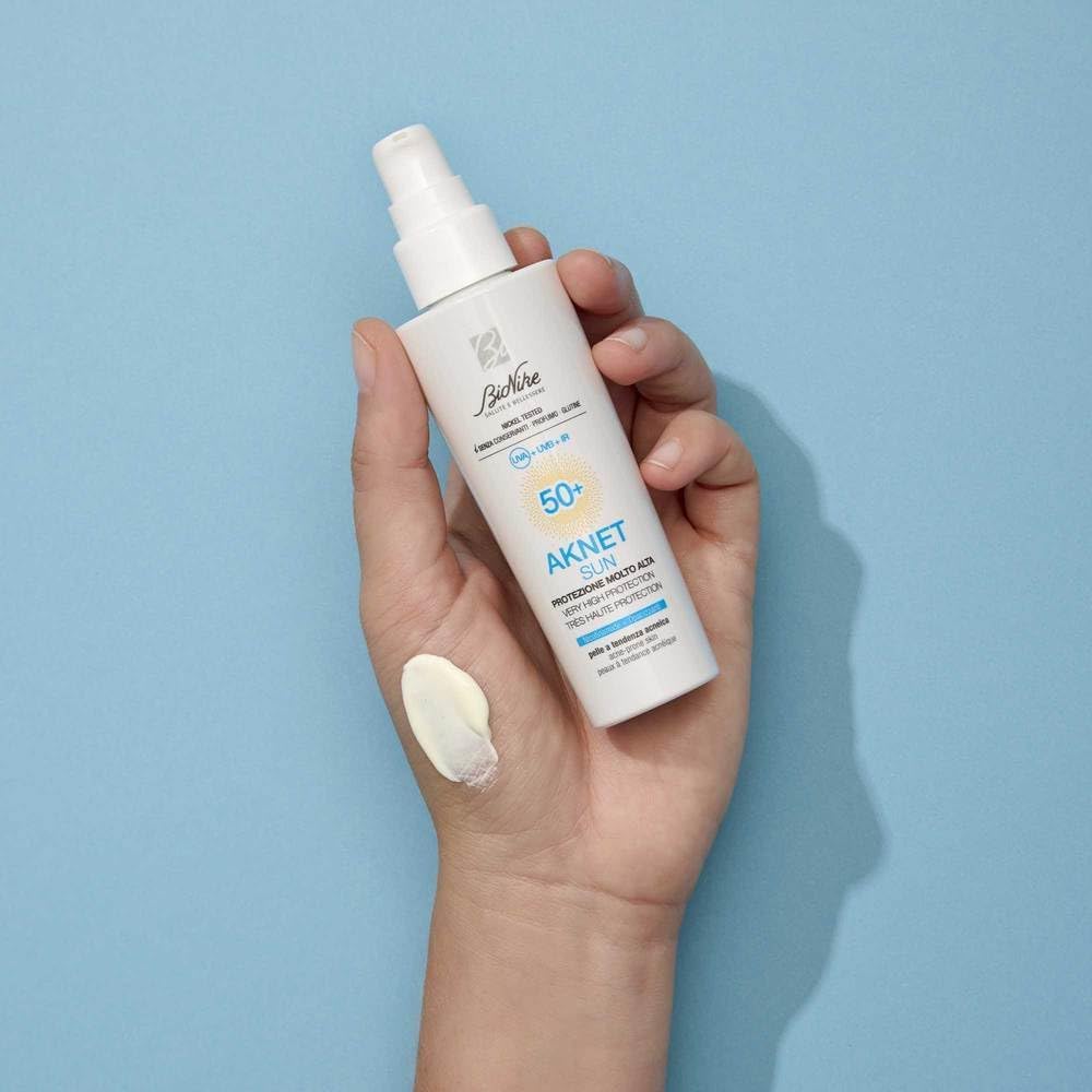 Detalle 2 de BioNike Aknet Sun SPF 50+ Fluido Solare Viso per Pelli Acneiche