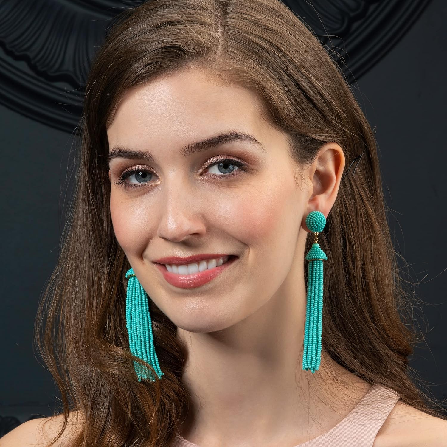Detalle 2 de Zavana Orecchini lunghi boho chic con nappe e perline blu turchese, fatti a mano
