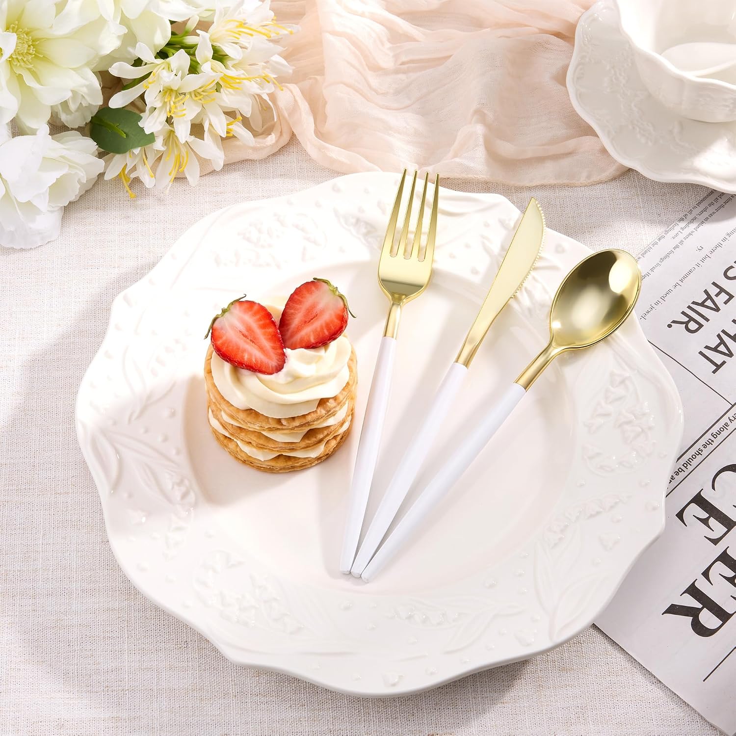 Detalle 1 de Goodluck LJDCS-90/150 Plastic Cutlery Set, 150 Pieces in White and Gold