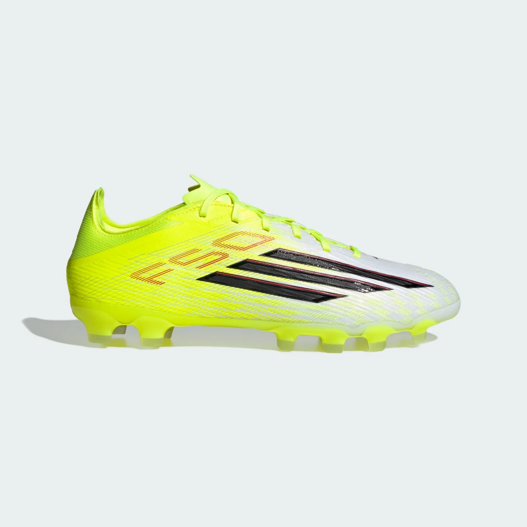 Detalle 2 de Bota de fútbol Adidas F50 PRO multisuperficie: amarilla y versátil para distintos terrenos