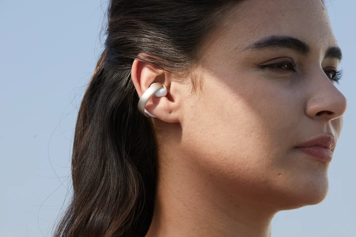 Detalle 2 de Soundcore AeroClip Weiß 3D Audio Kopfhörer