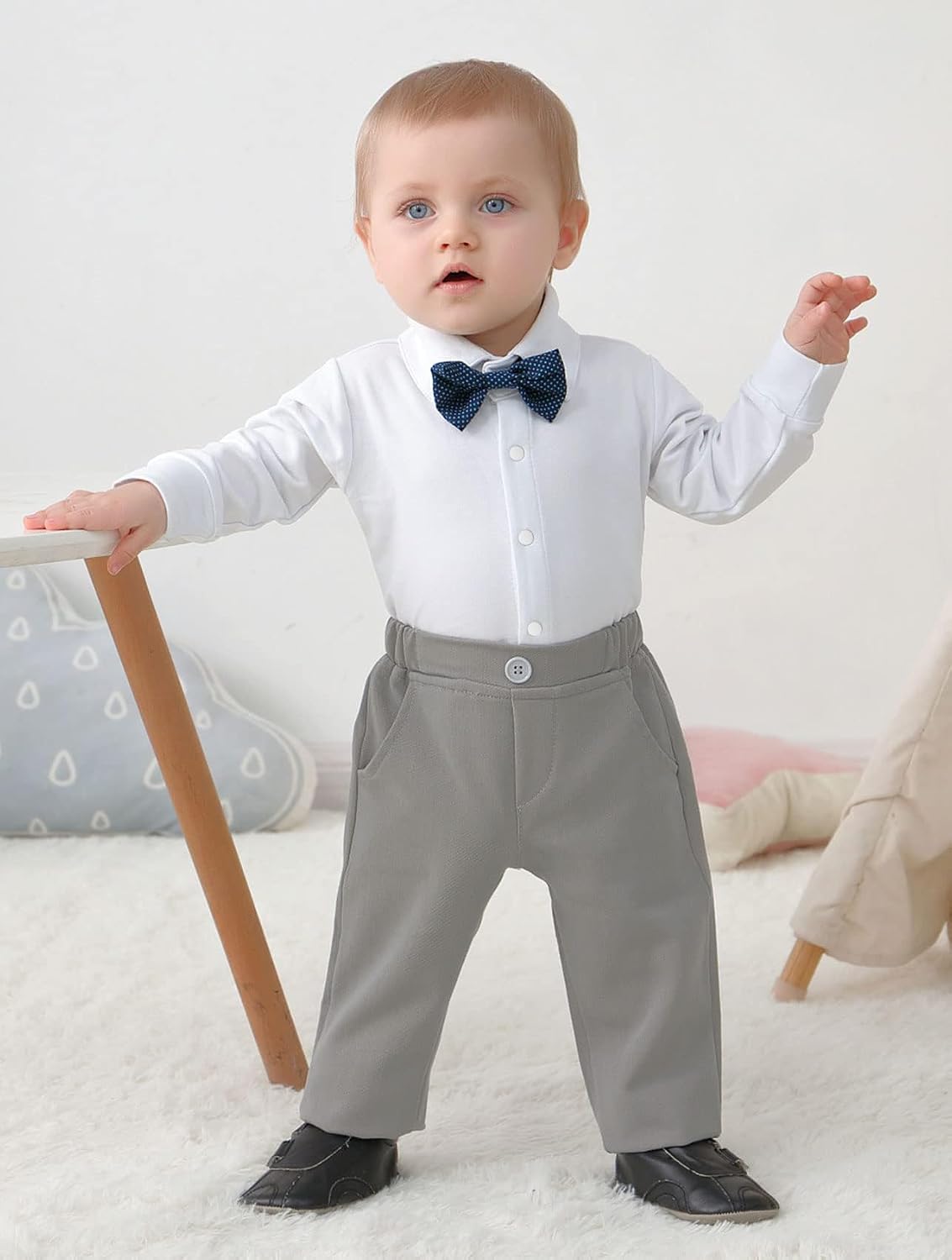 Detalle de Amissz Baby Jungen Bekleidungsset „Gentleman“ (3-24 Monate) mit Strampler, Hose, Weste & abnehmbarer Fliege