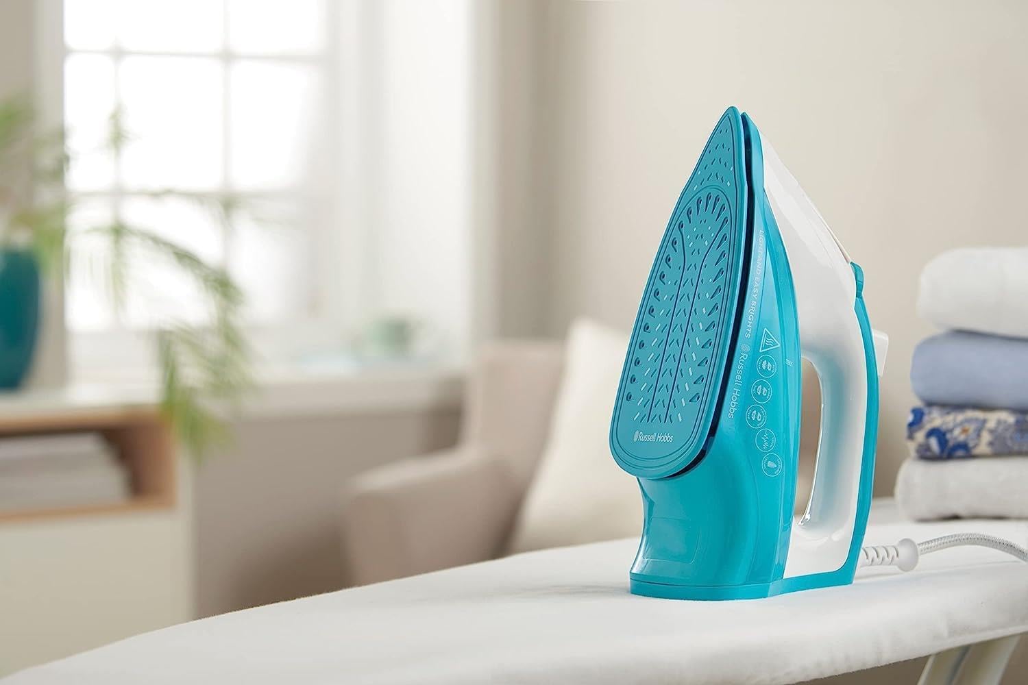 Detalle de Russell Hobbs Light & Easy Brights Aqua Steam Iron with Fabric Softening Infused Ceramic Soleplate