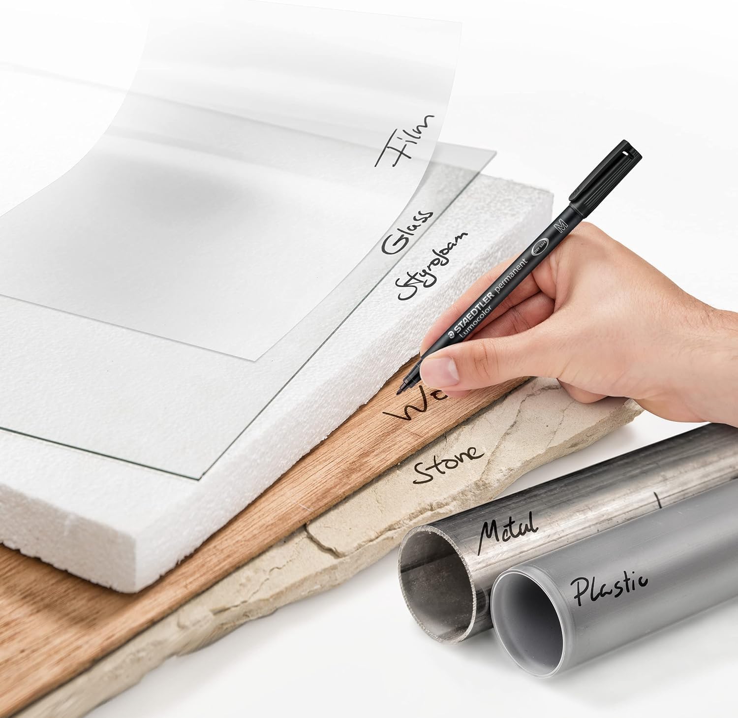 Detalle de Staedtler Lumocolor Permanent – Ensemble de 4 feutres noirs indélébiles (0,4–2,5 mm) en étui chevalet