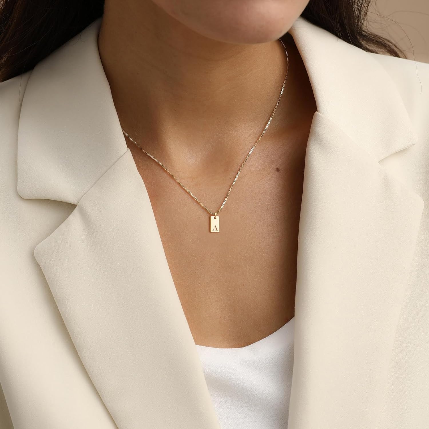 Detalle de Initial Necklace, 16.5-Inch Chain